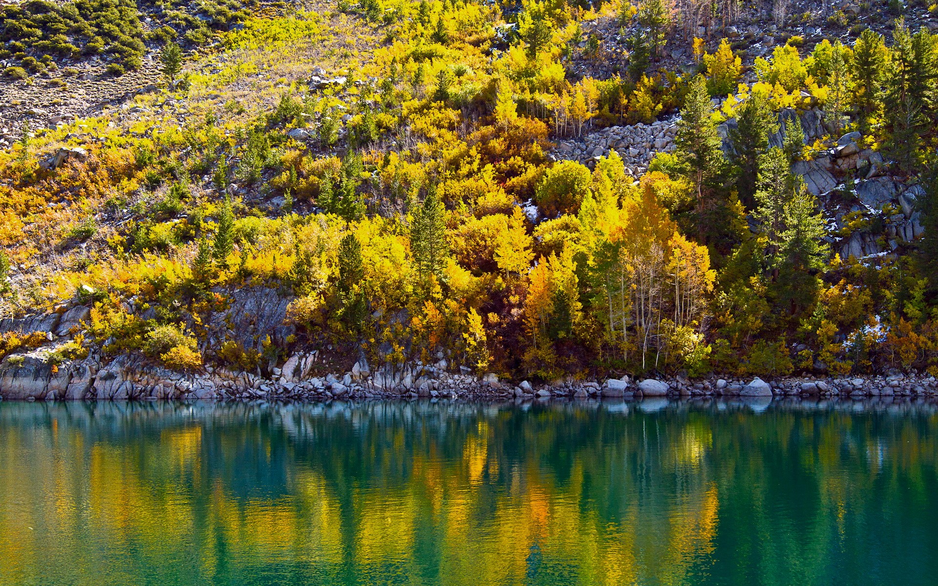 Sabrina Lake in California during Autumn HD Wallpaper