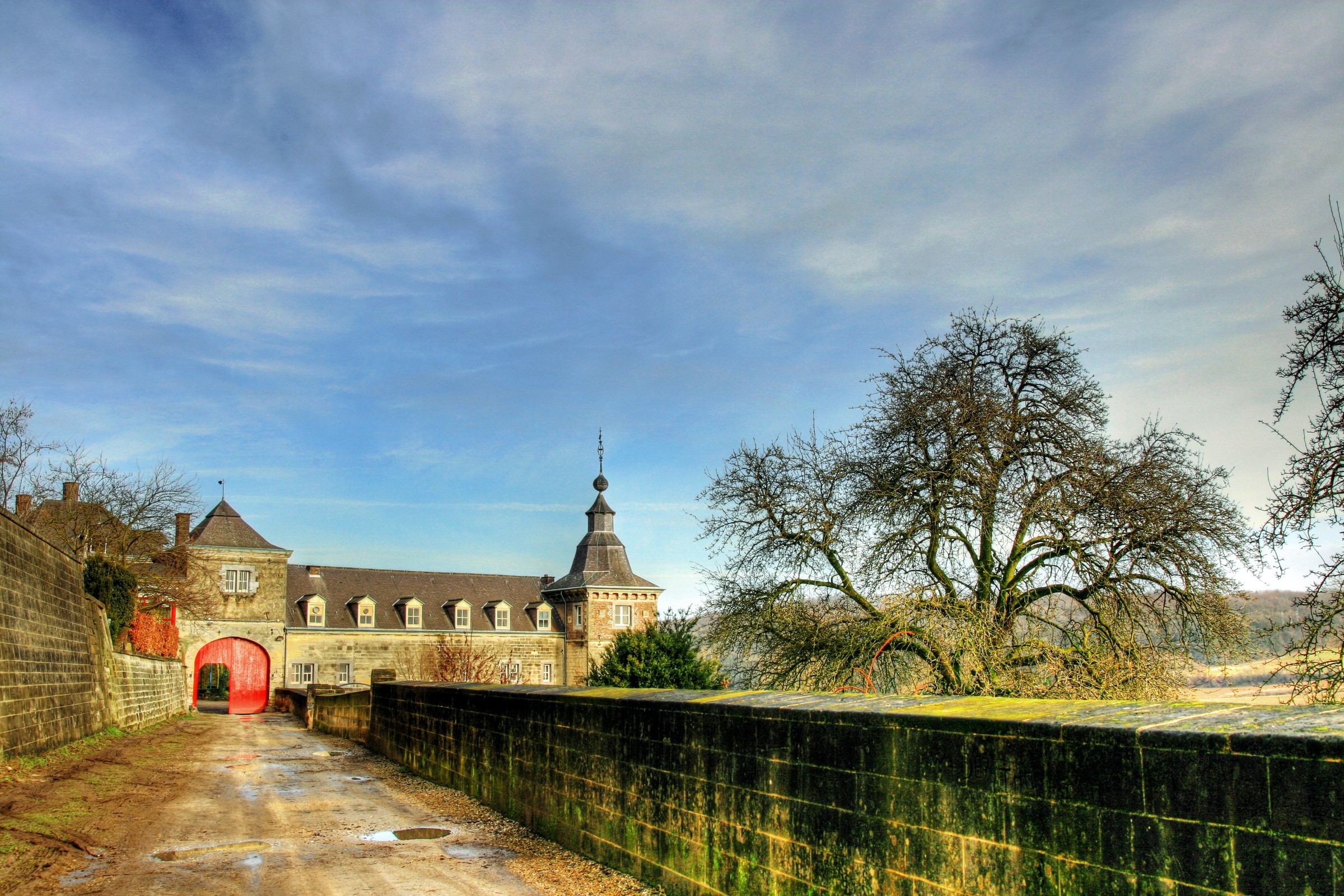 Castle Neercanne entrance with red gate and trees HD Wallpaper