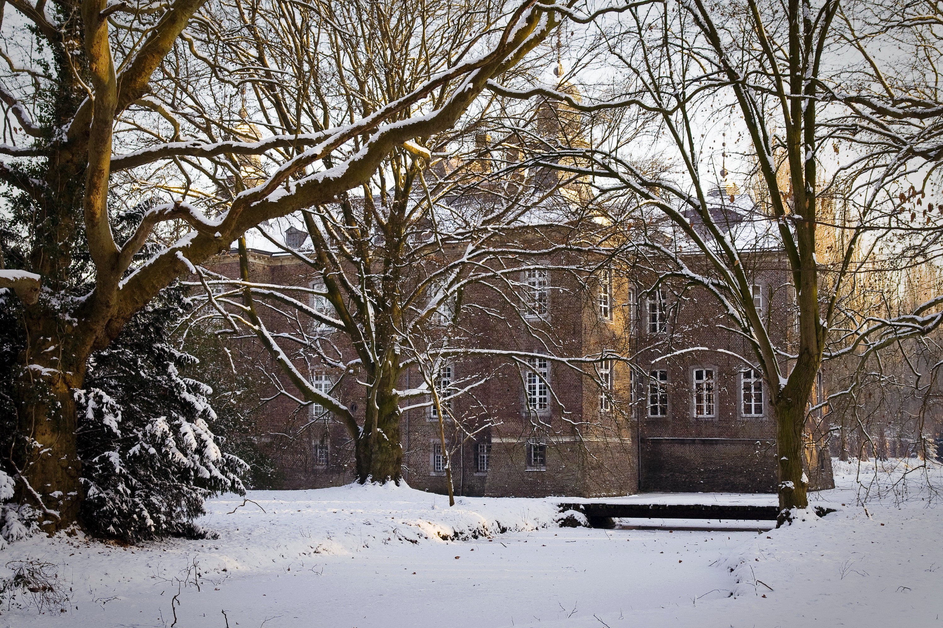 Castle Hillenraad in the Netherlands during winter HD Wallpaper