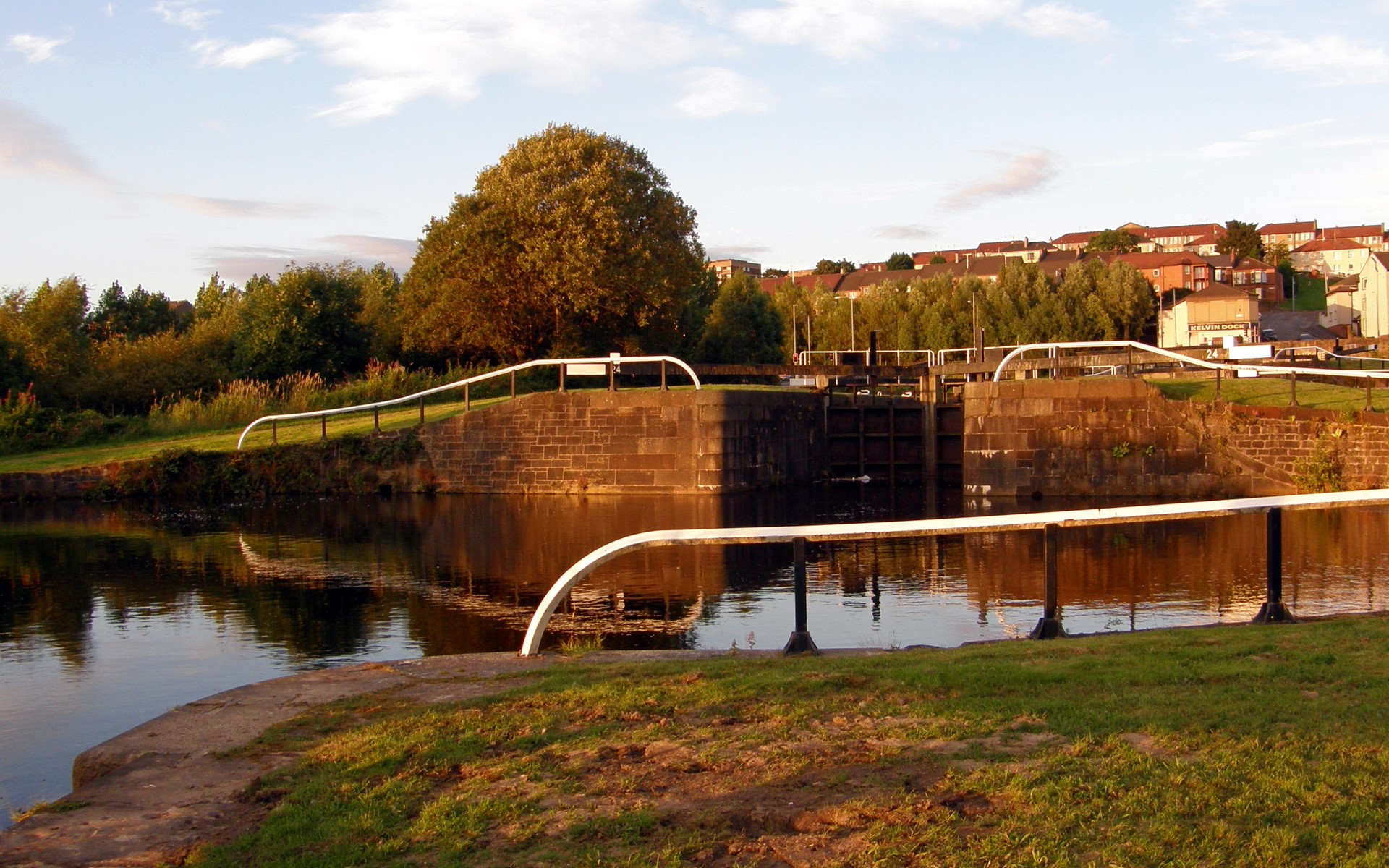 Canal lock with houses in the background HD Wallpaper