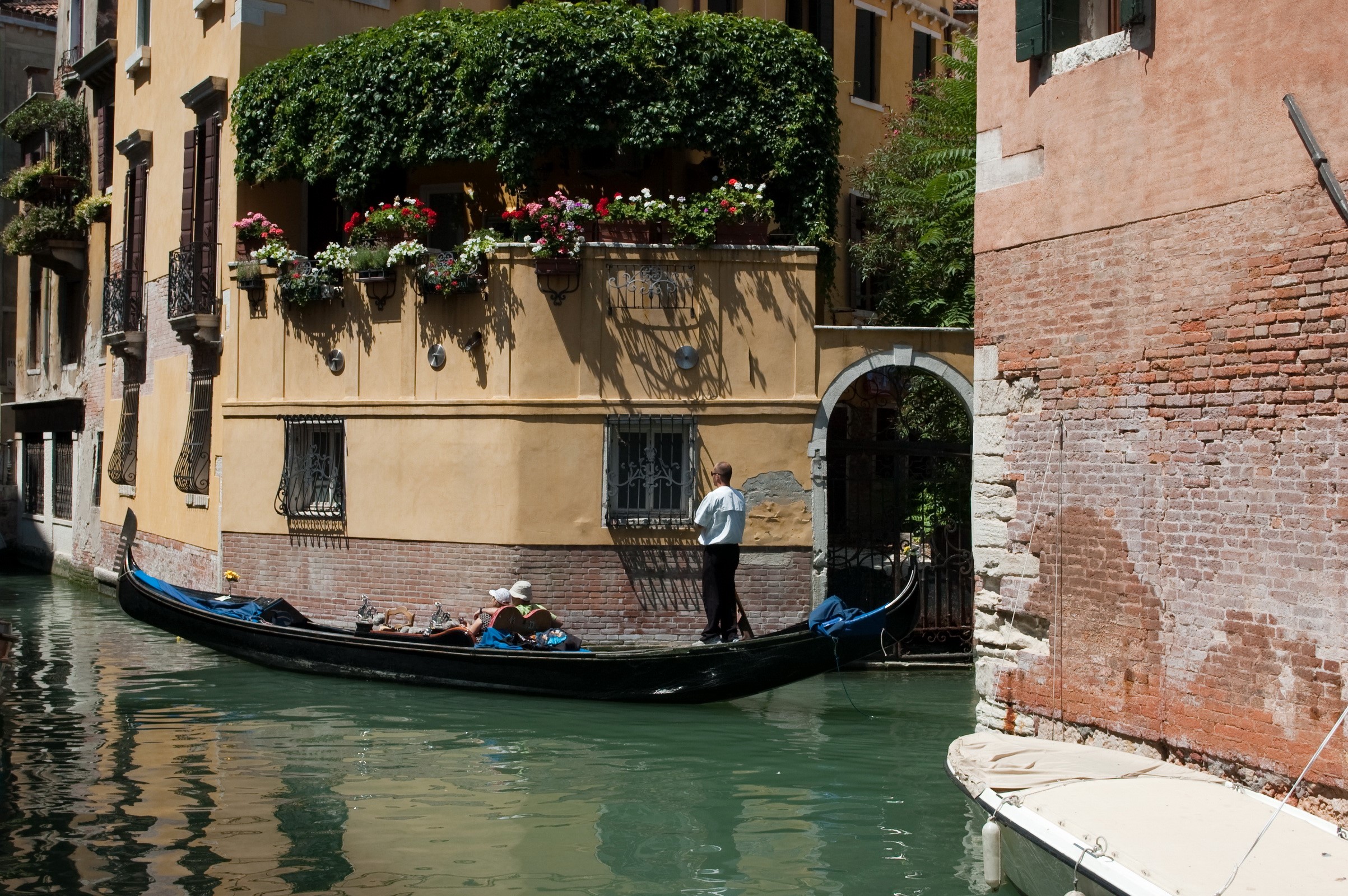 Gondola ride in Venice, Italy HD Wallpaper