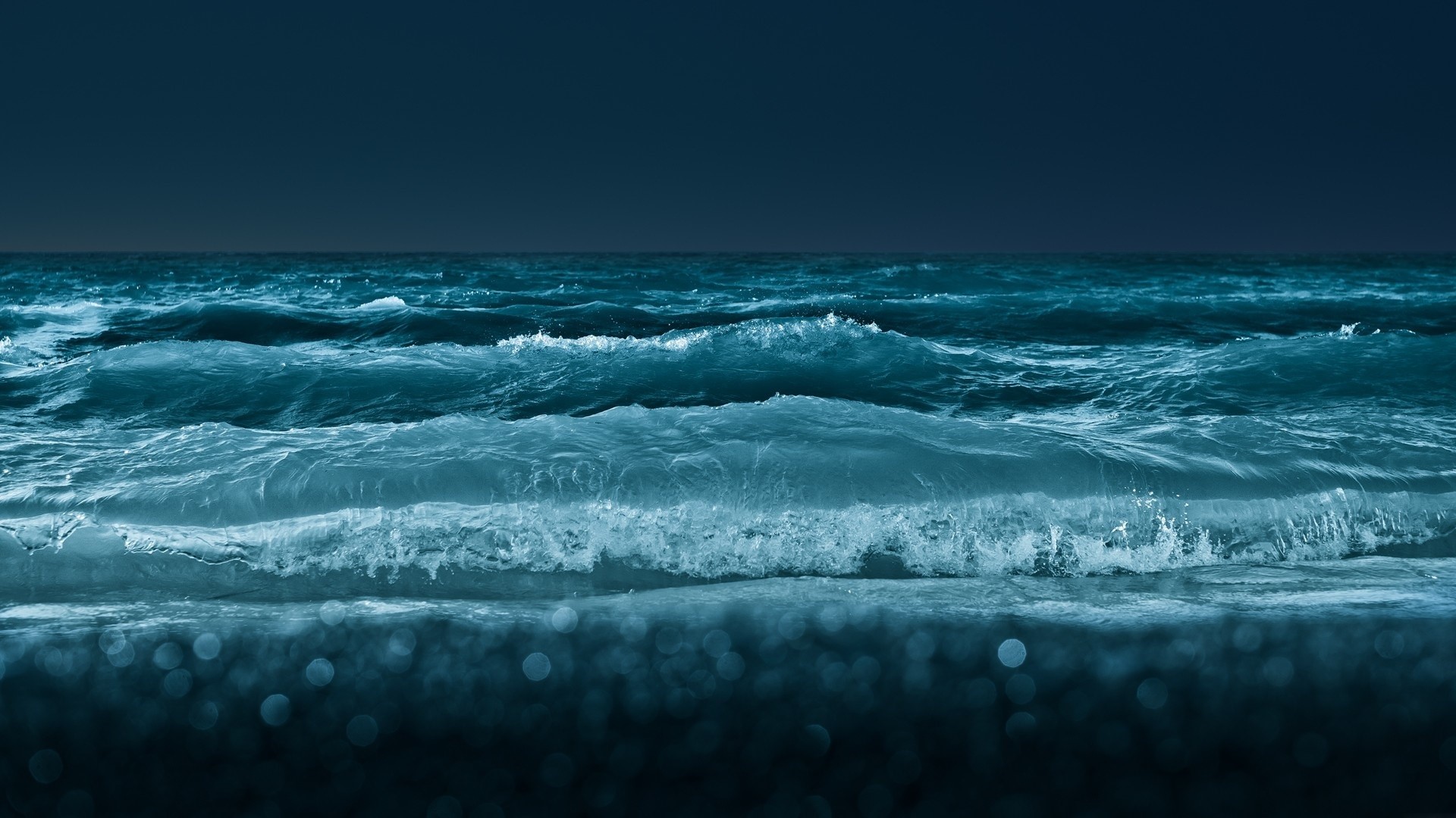 Ocean waves crashing on the shore at night HD Wallpaper