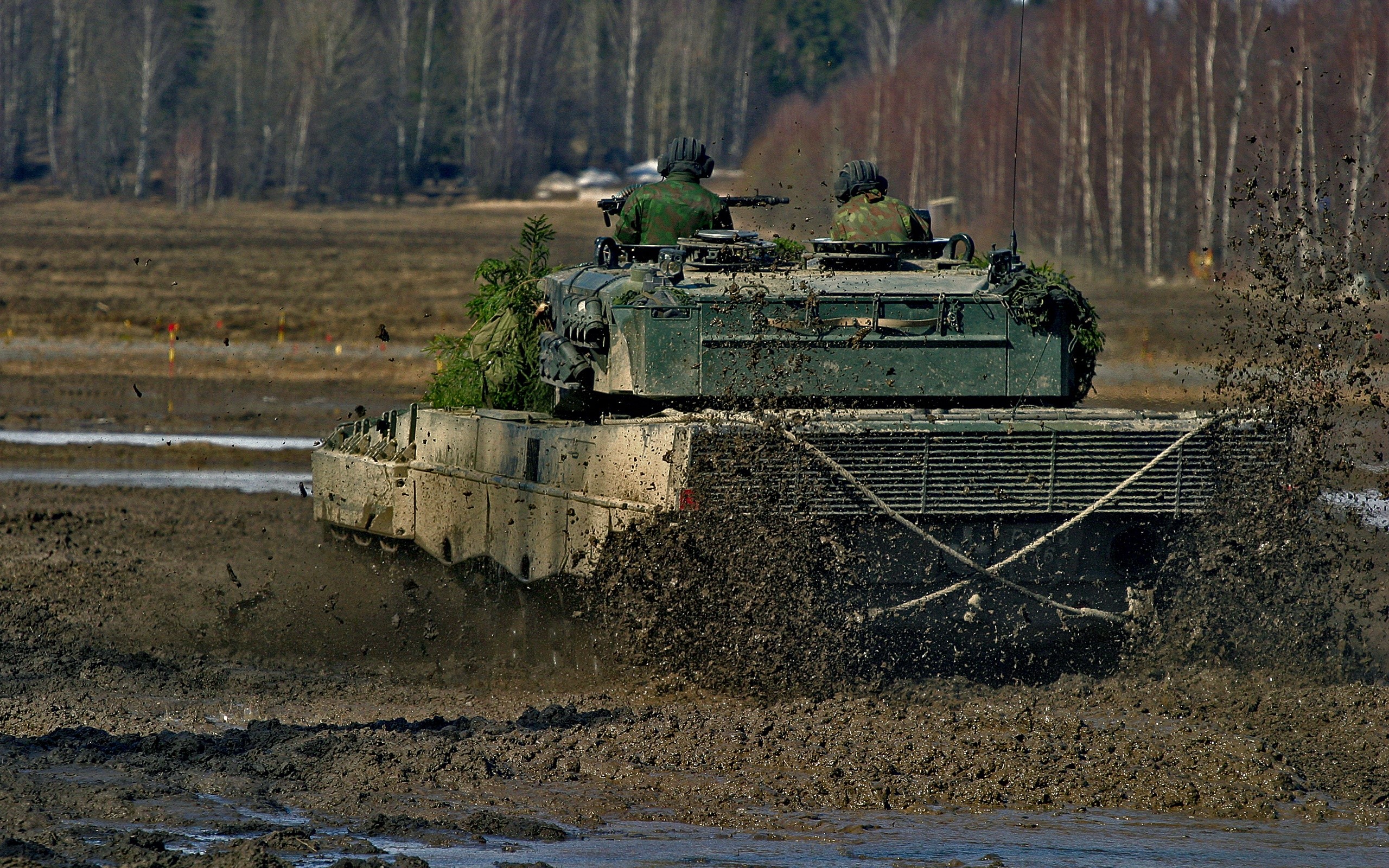 Tank driving through mud with soldiers HD Wallpaper