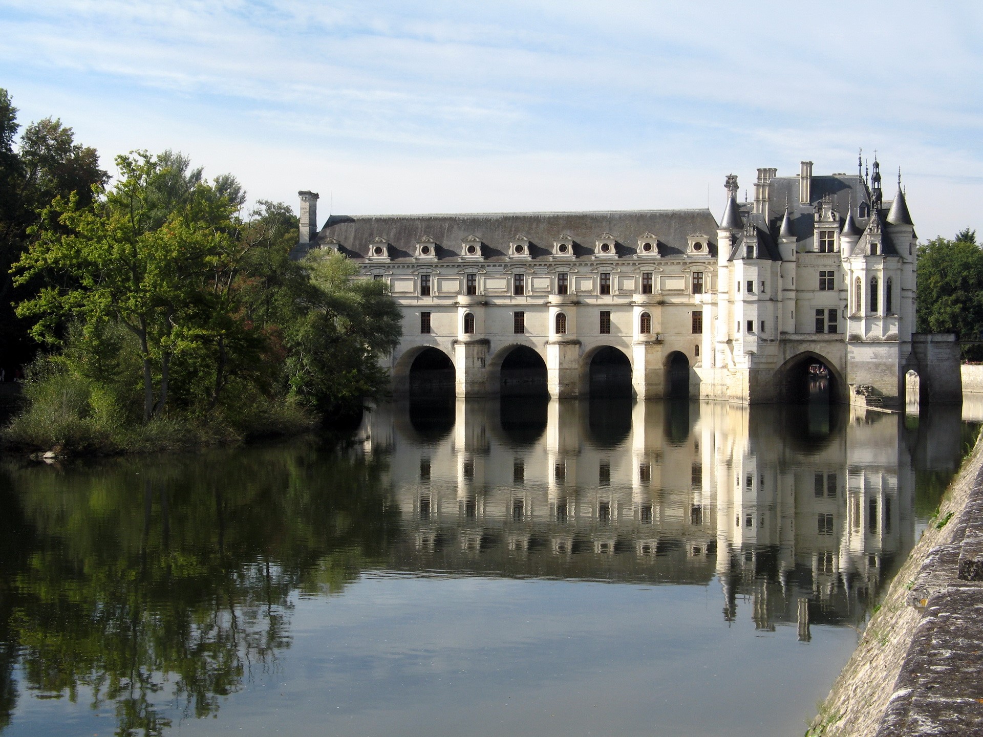 Château de Chenonceau reflected in the River Cher, France HD Wallpaper