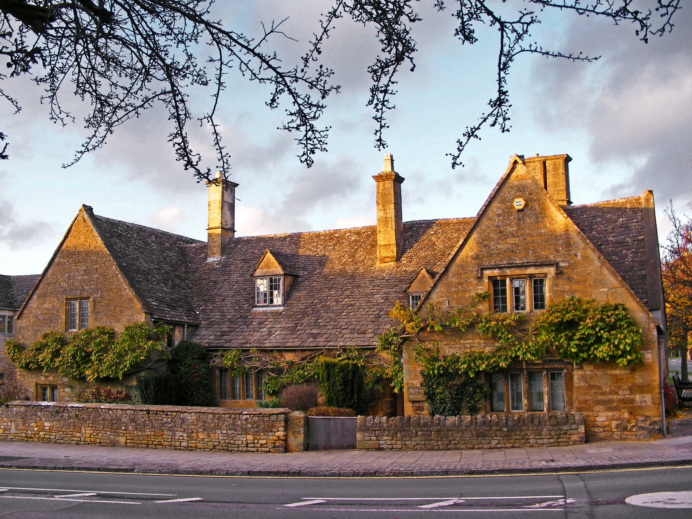 Stone houses with slate roofs in the United Kingdom HD Wallpaper