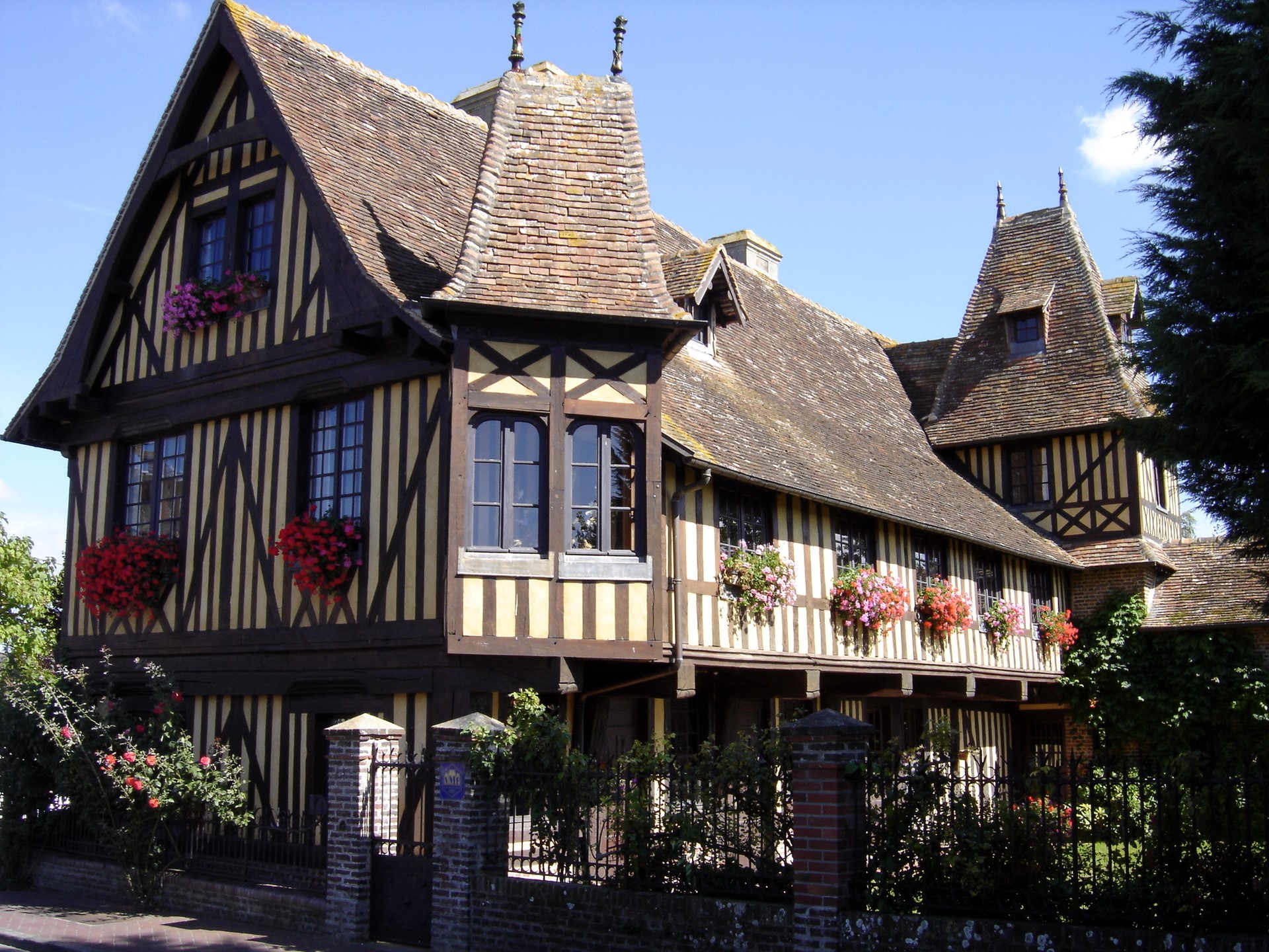 Half-timbered houses in Beuvron-en-Auge, Normandy, France HD Wallpaper