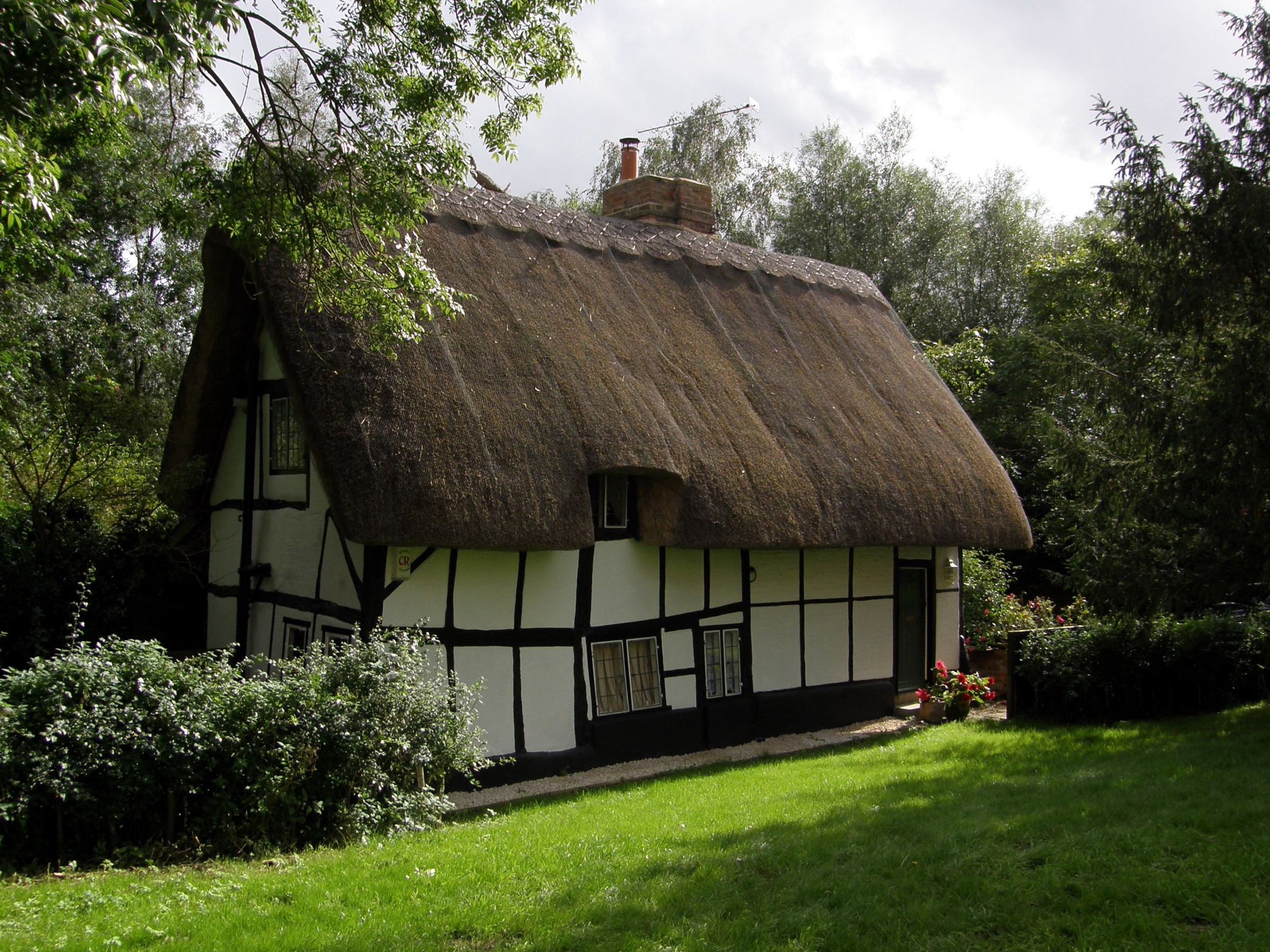 Thatched cottage in the United Kingdom HD Wallpaper
