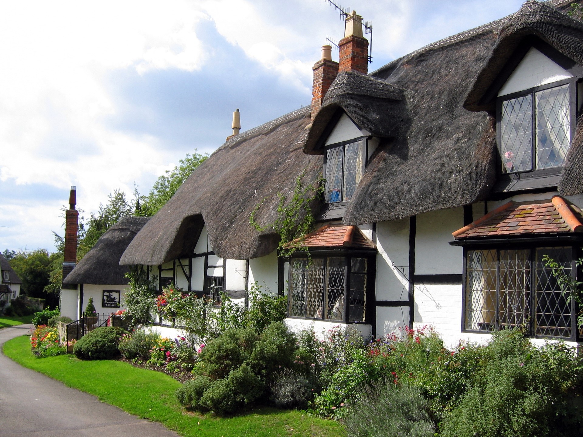 Thatched cottages in the United Kingdom HD Wallpaper