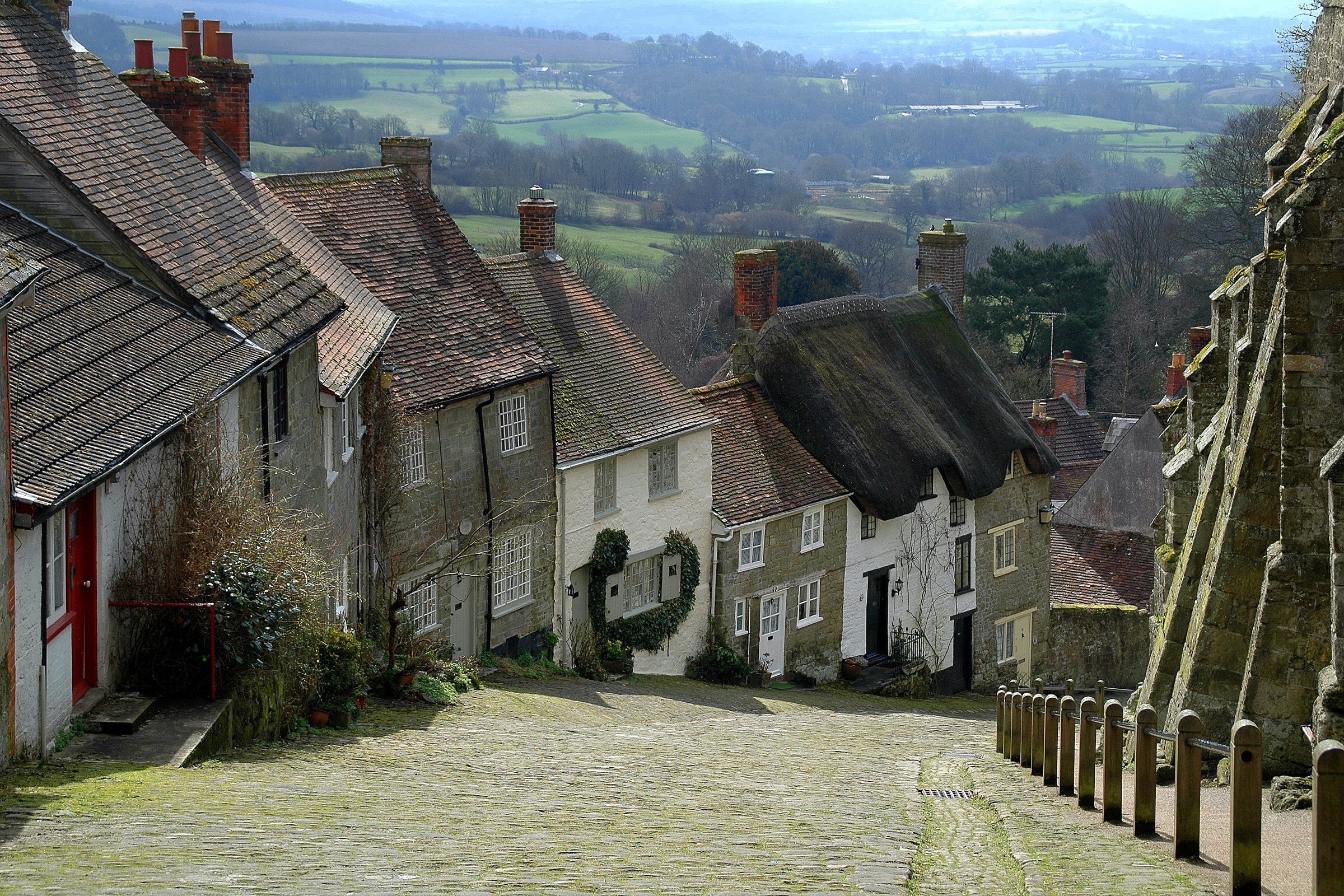 Cobblestone street with houses in the United Kingdom HD Wallpaper