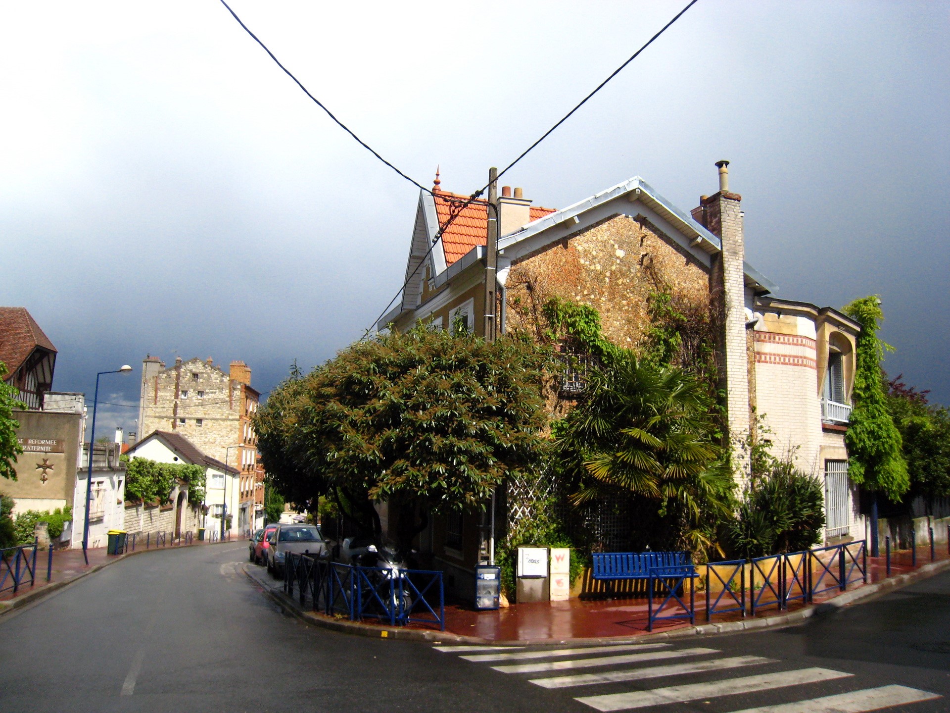 Street corner in France with a building and trees HD Wallpaper