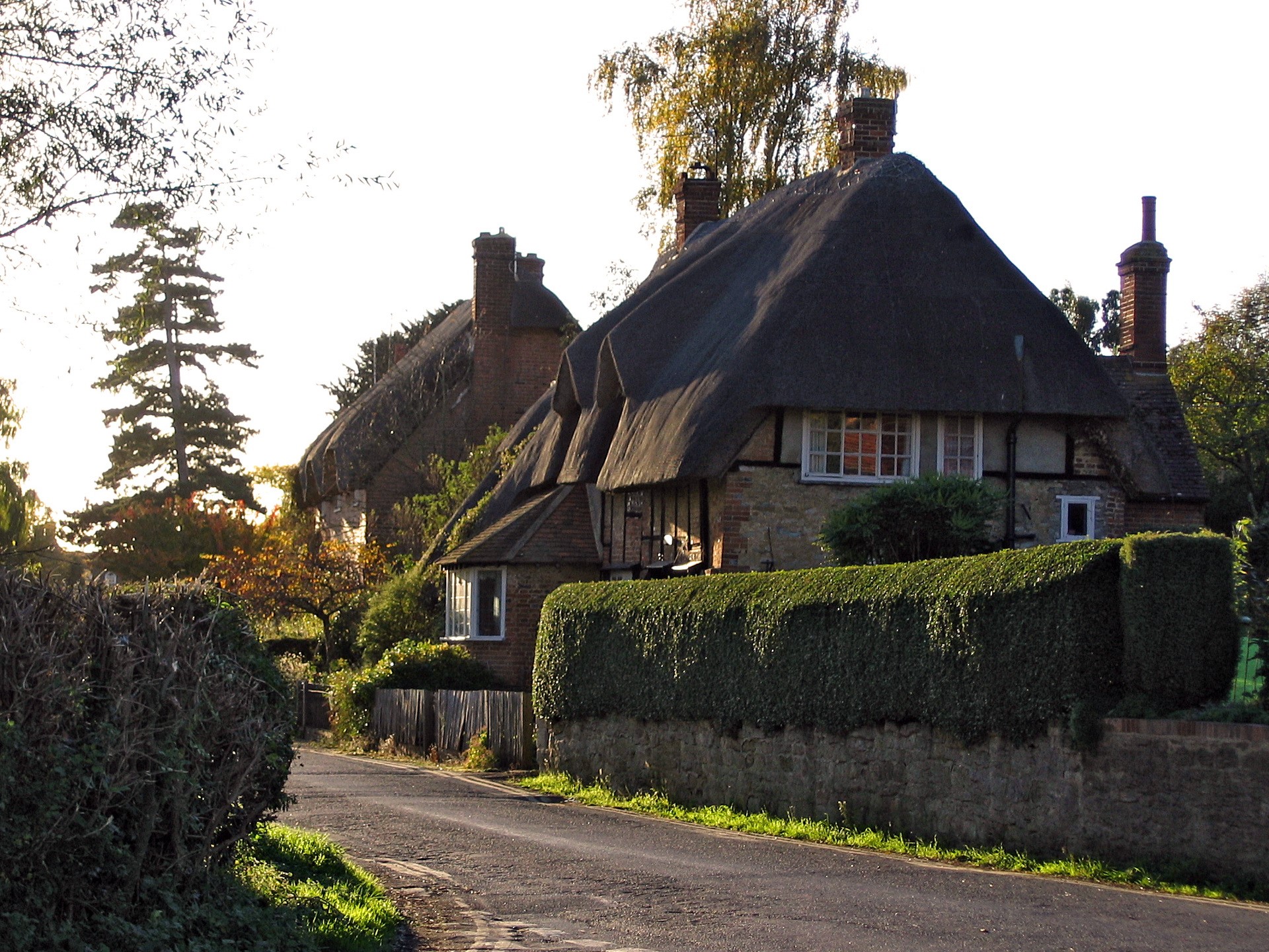 Thatched roof cottages in the United Kingdom HD Wallpaper