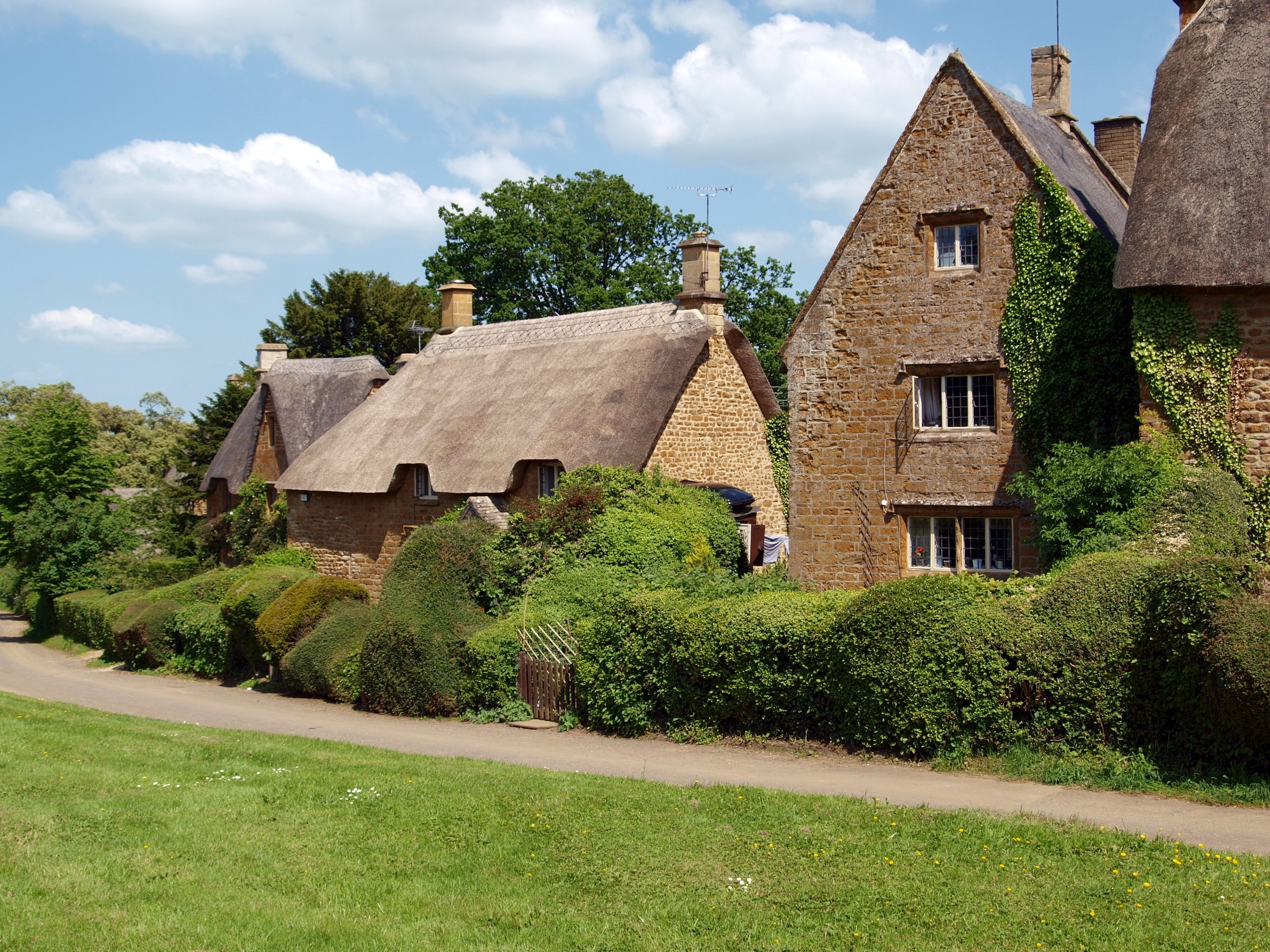 Thatched roof cottages in the United Kingdom HD Wallpaper