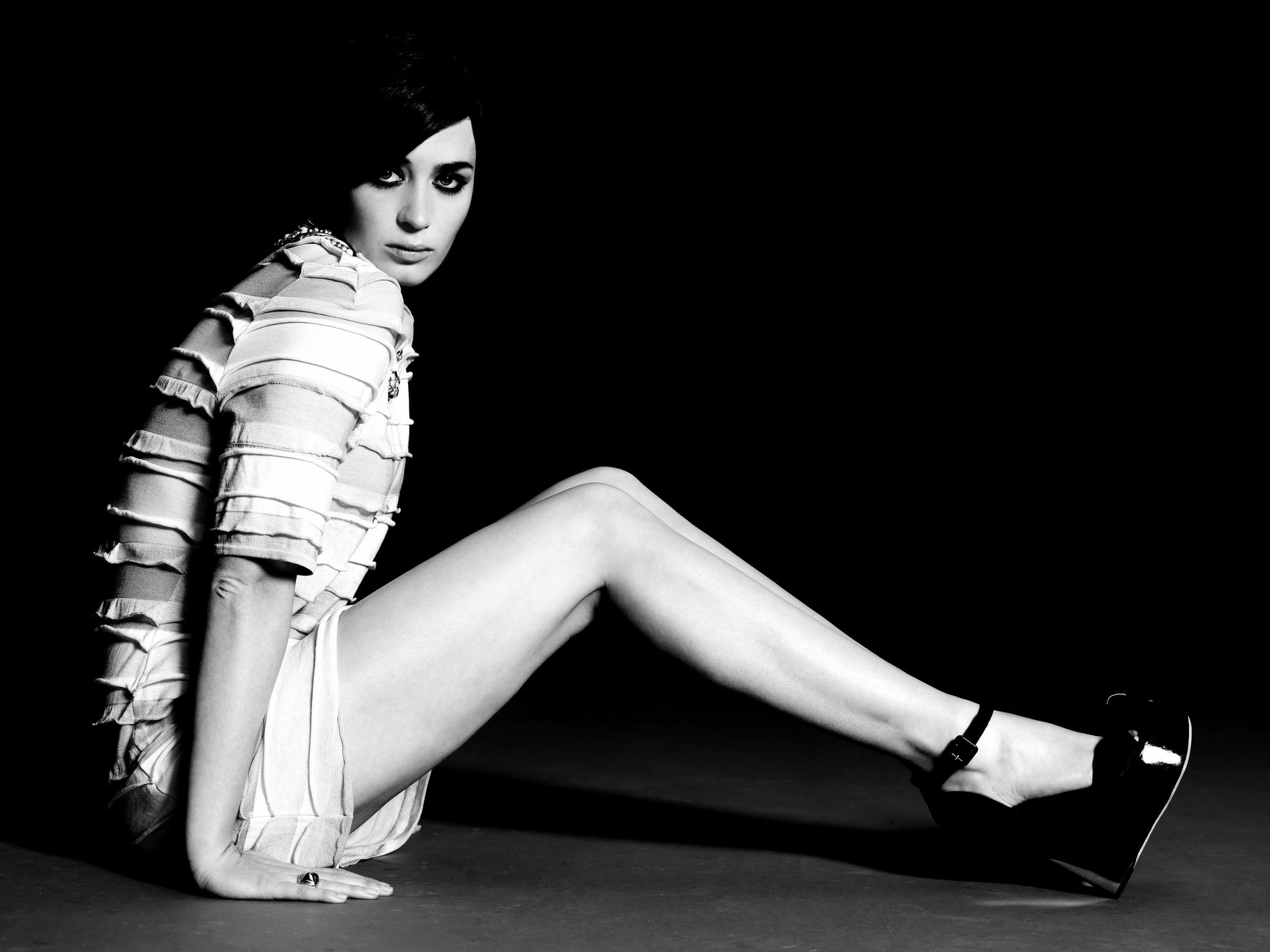 Emily Blunt sitting on the floor HD Wallpaper