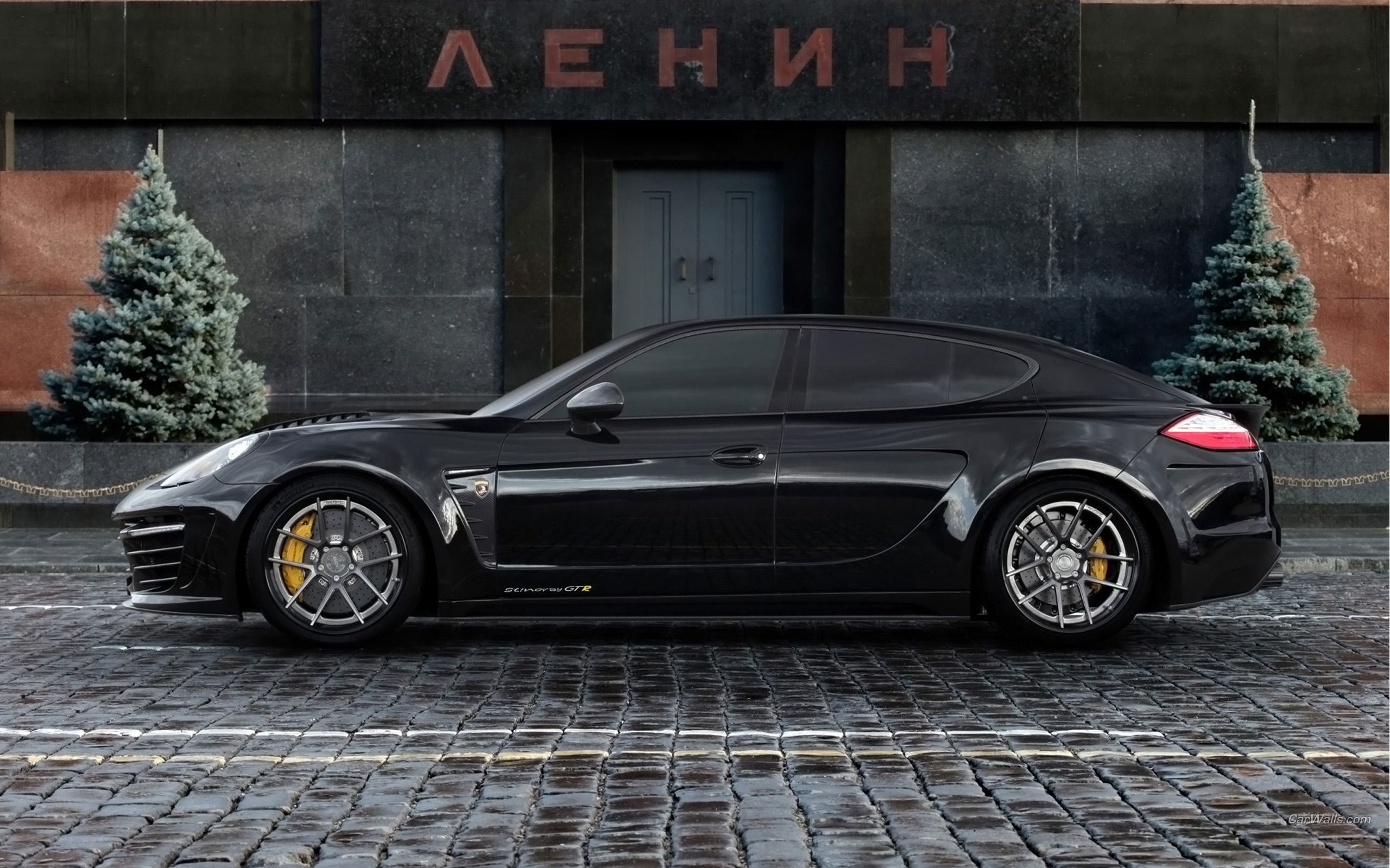 Black Porsche Panamera GTS in front of Lenin Mausoleum HD Wallpaper