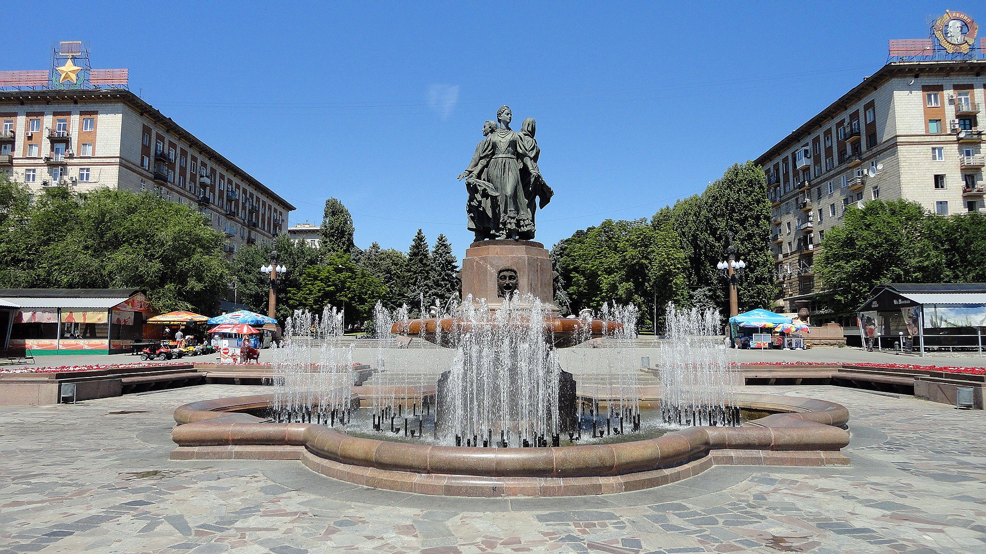 Monument and fountain in a city square HD Wallpaper