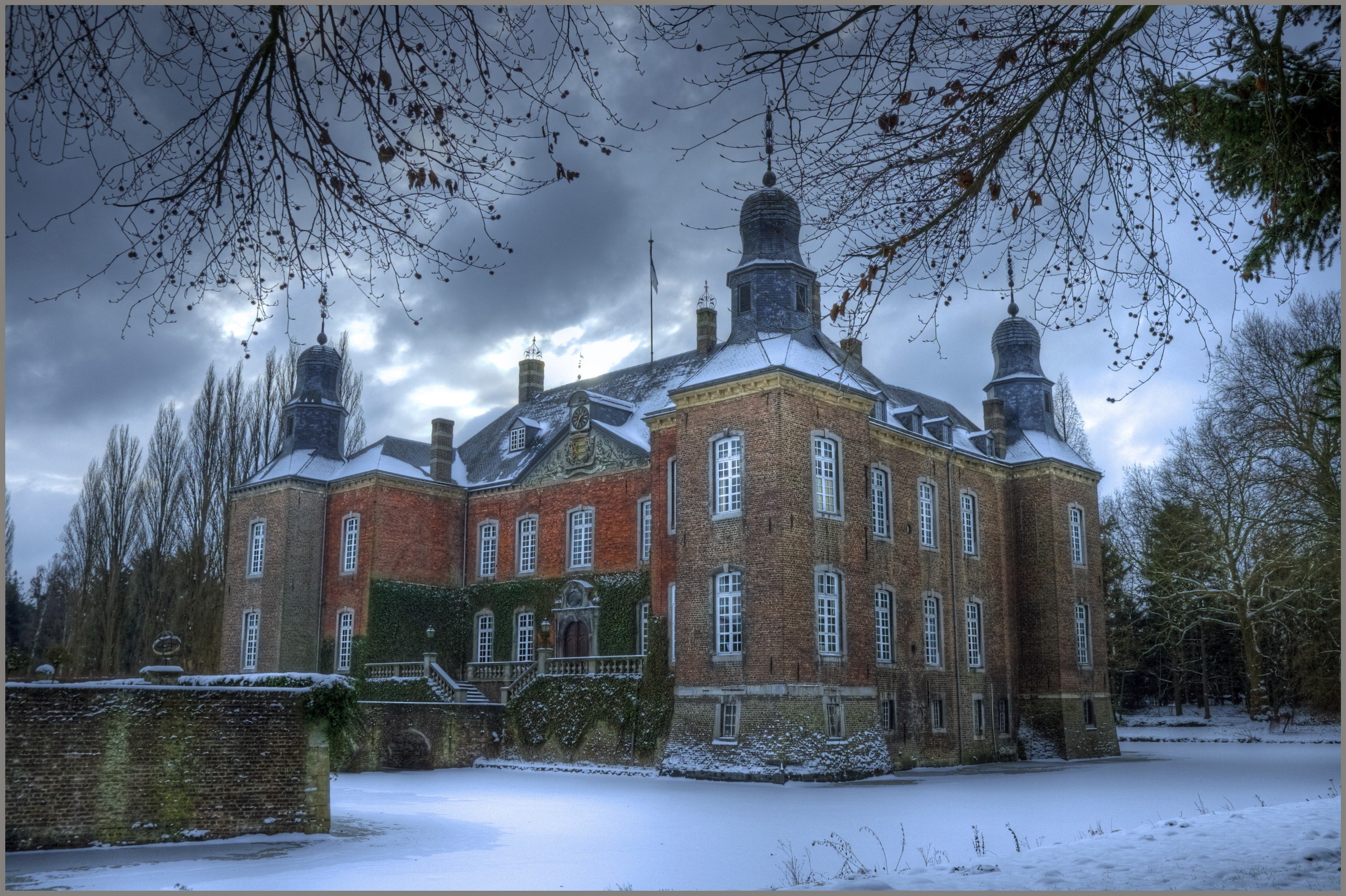 Castle Hillenraad in Swalmen during winter HD Wallpaper