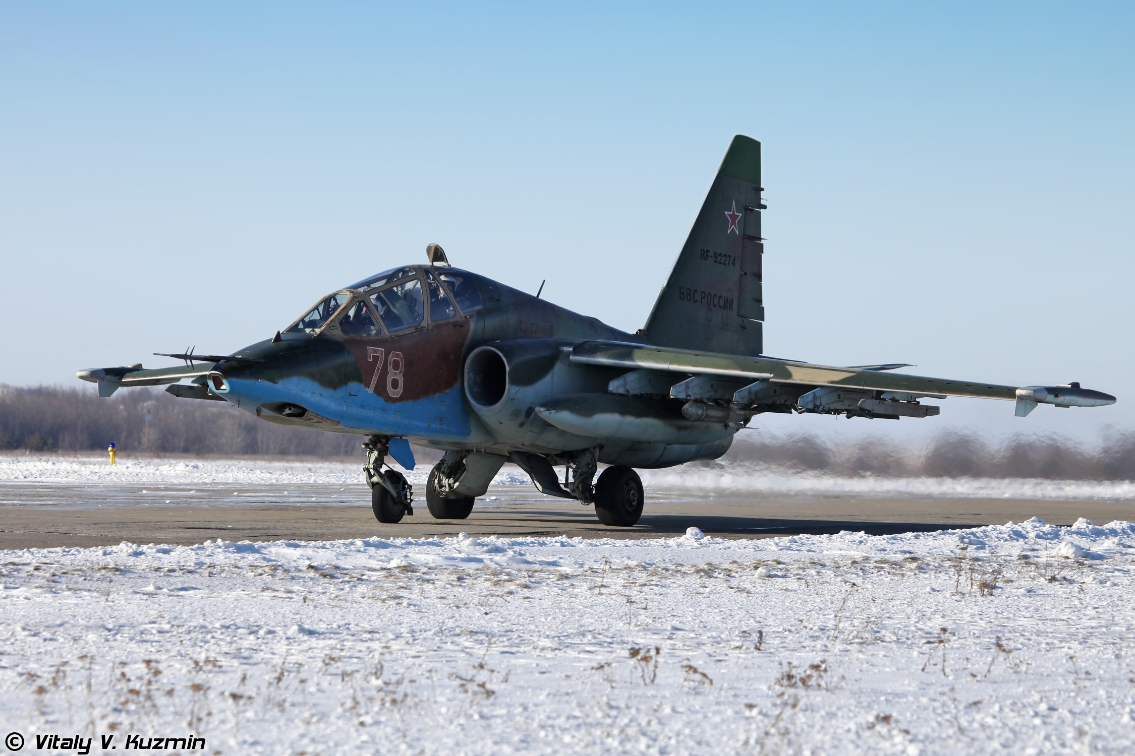 Russian Su-25SM Frogfoot fighter jet on a snowy runway HD Wallpaper