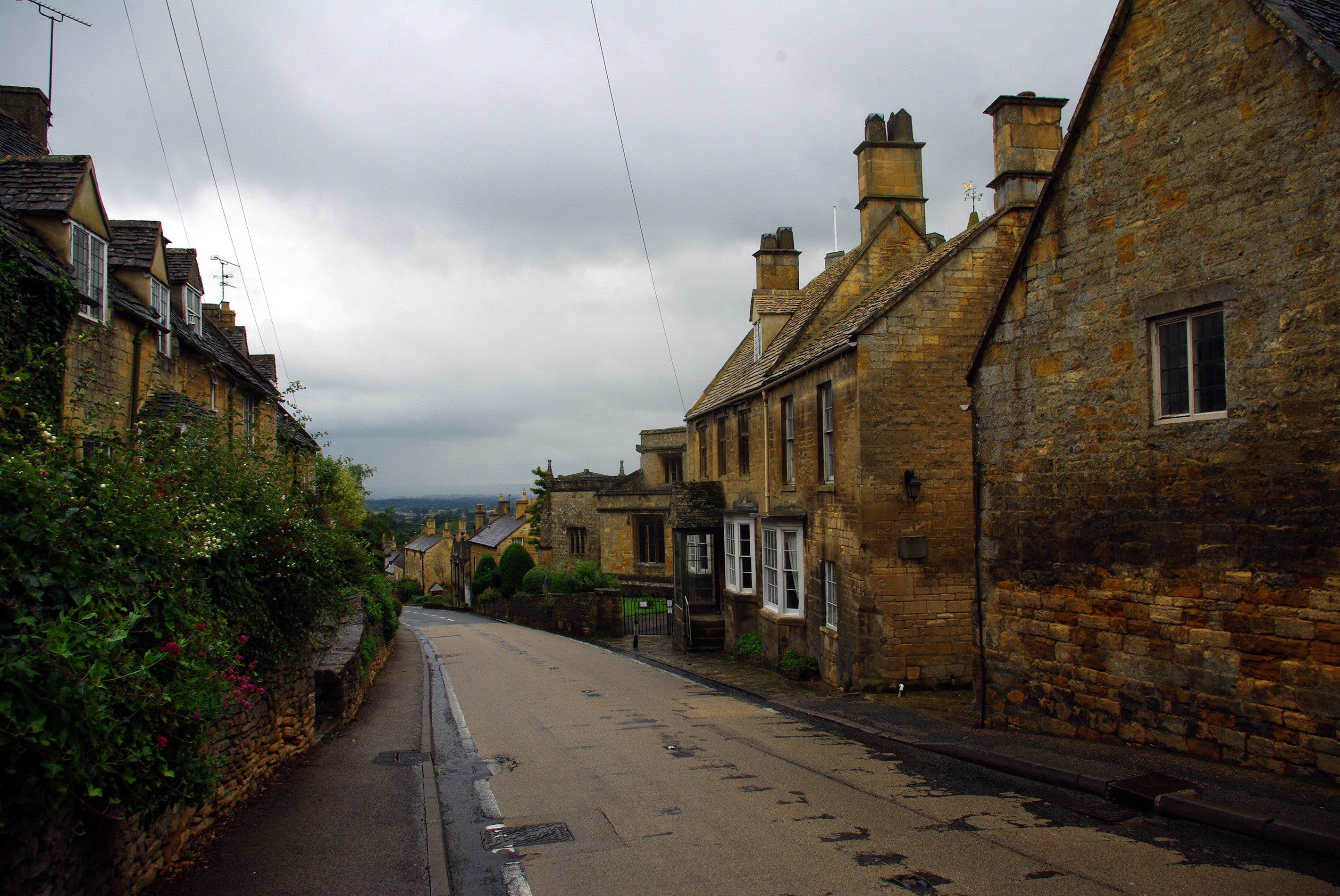 Stone houses on a street in the United Kingdom HD Wallpaper