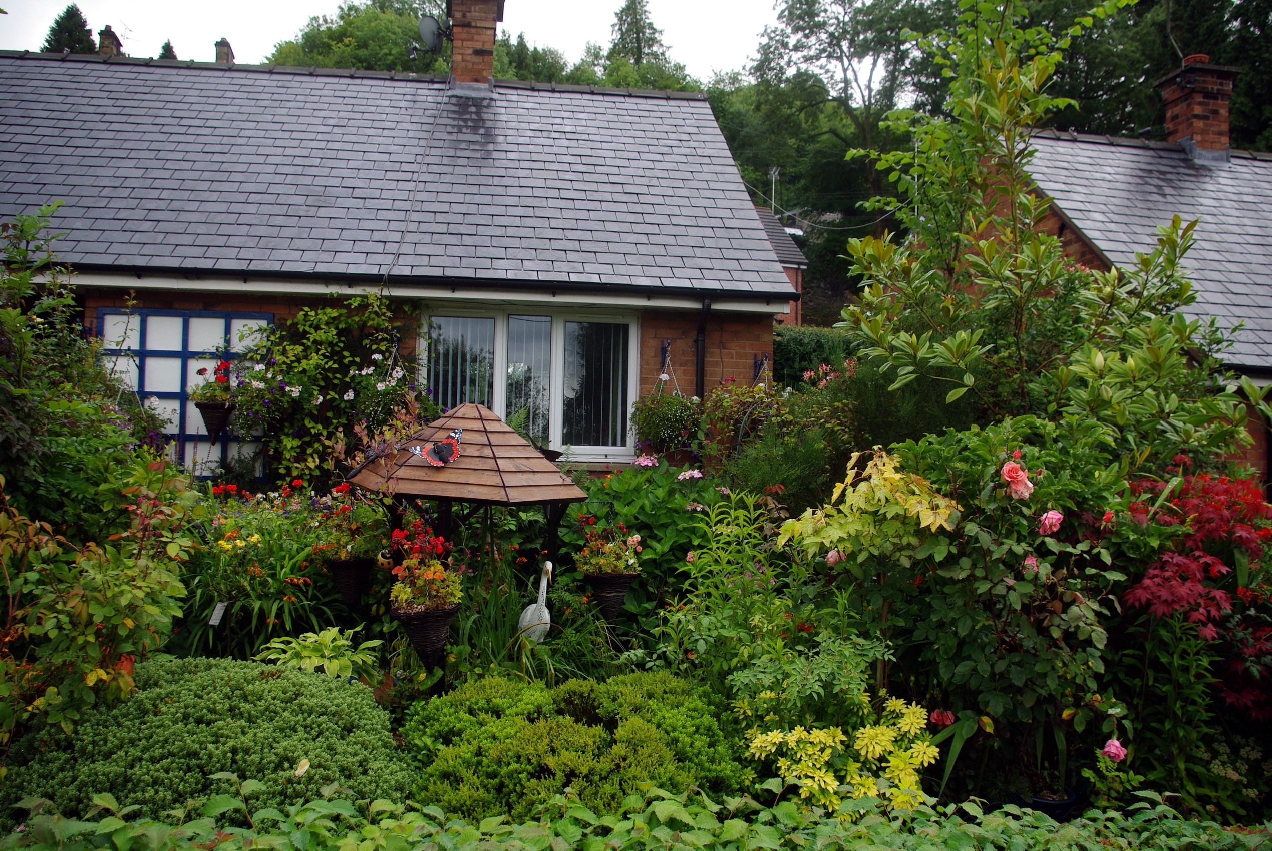 Brick houses with slate roofs and a lush garden in the UK HD Wallpaper