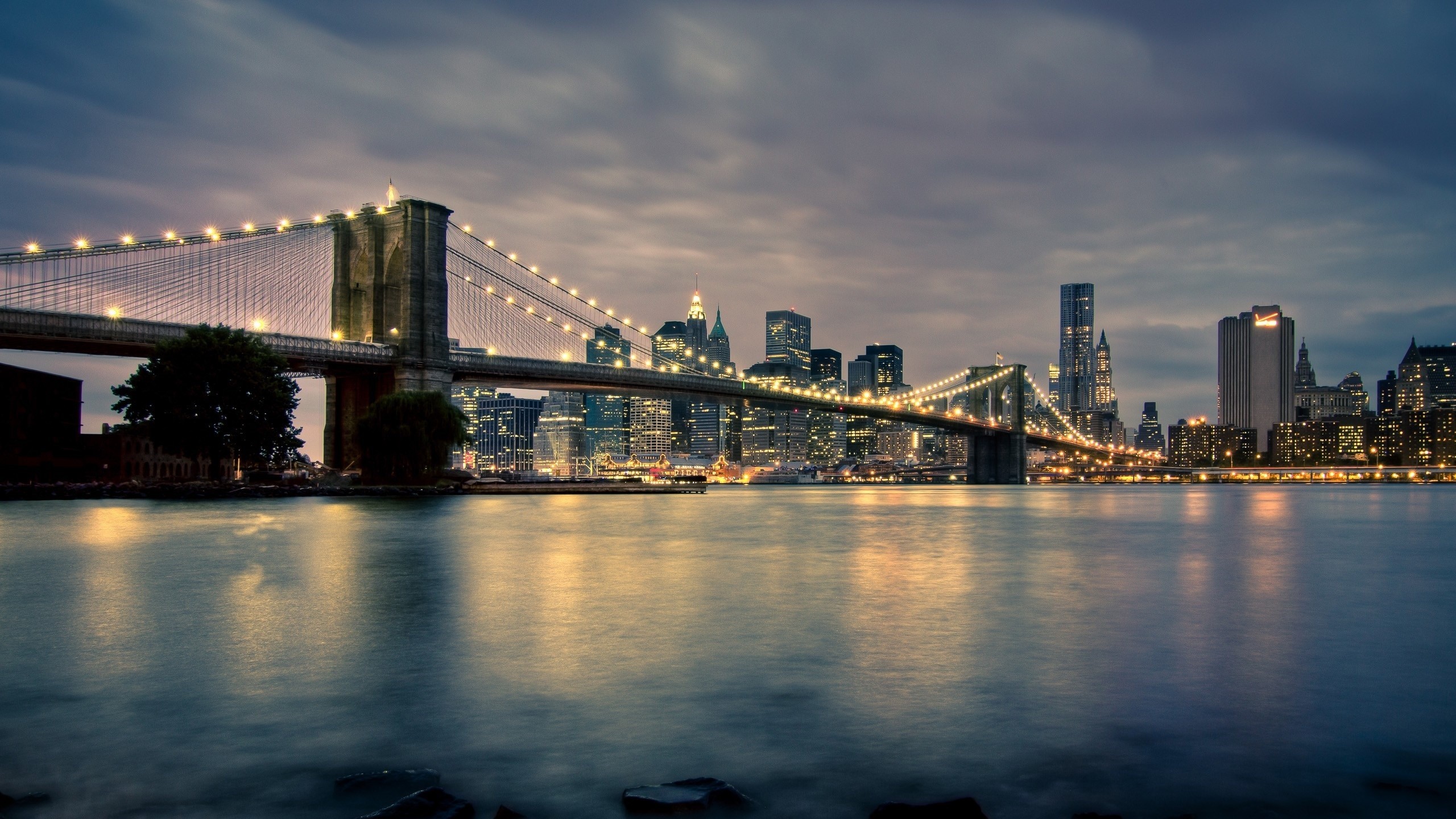Brooklyn Bridge and Manhattan Skyline at Night HD Wallpaper