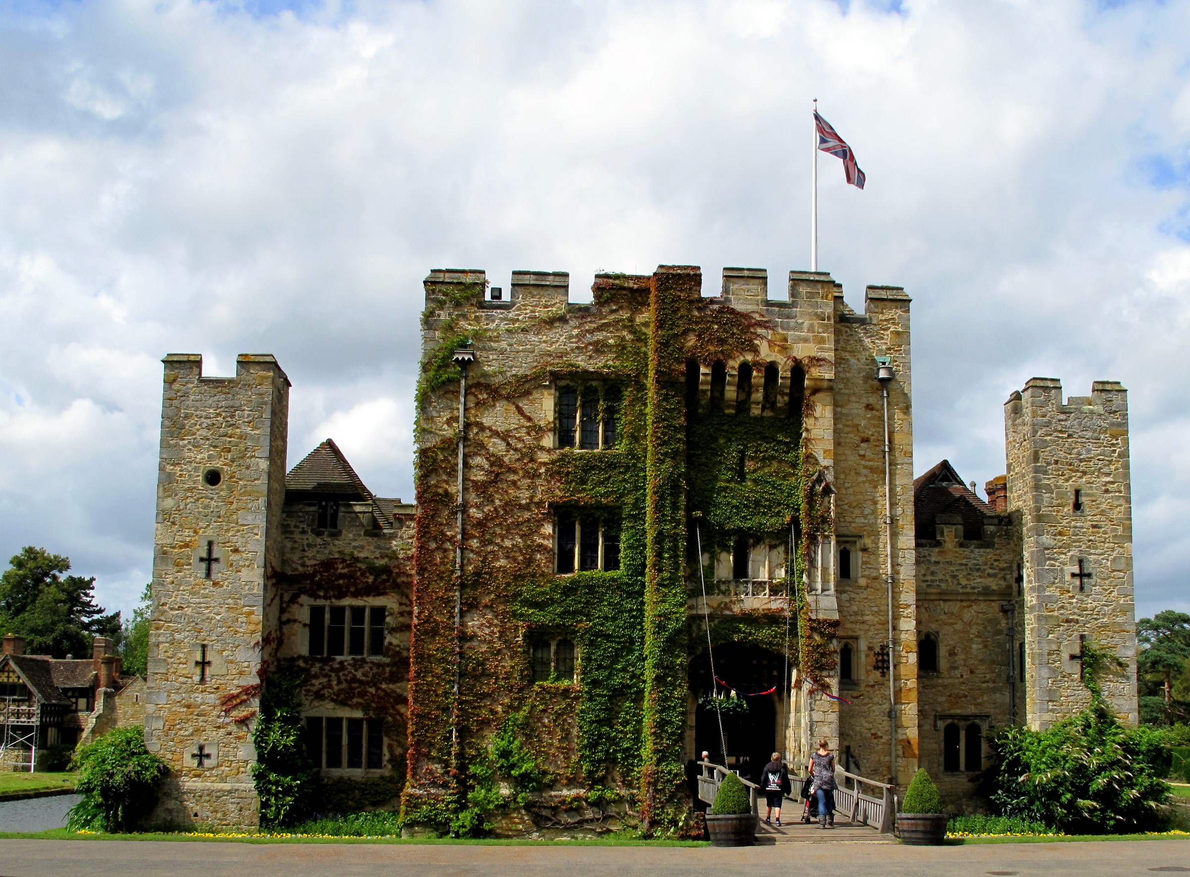 Hever Castle UK with Union Jack flag HD Wallpaper