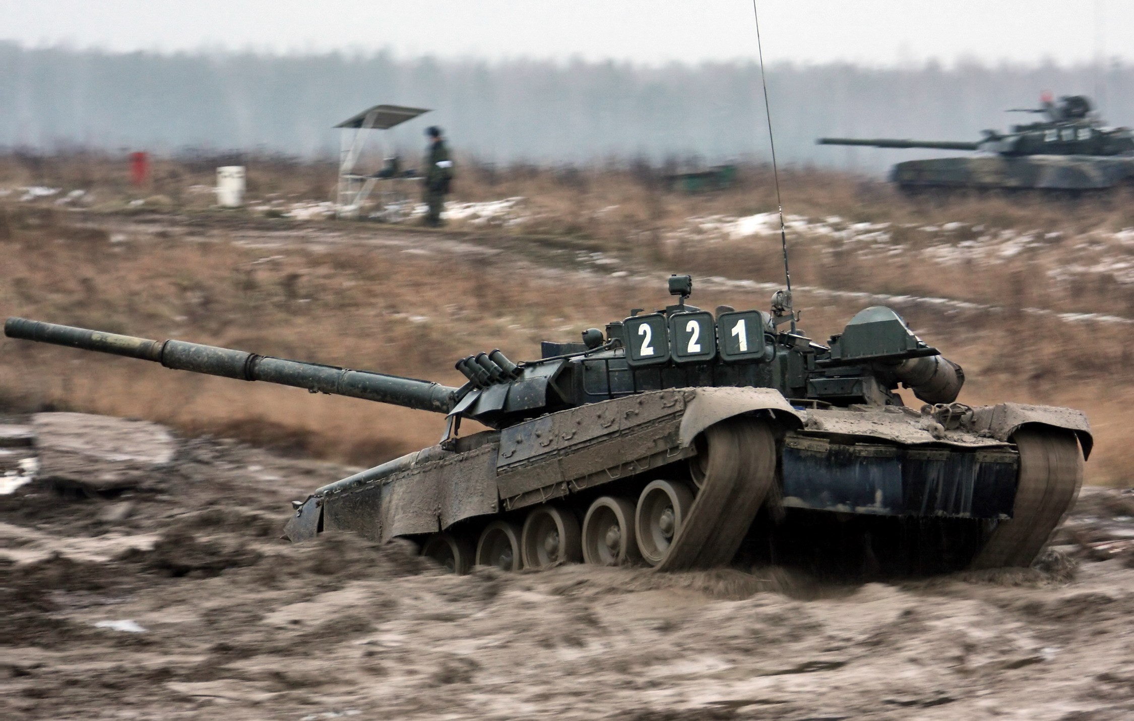 Tanks on a muddy training ground HD Wallpaper