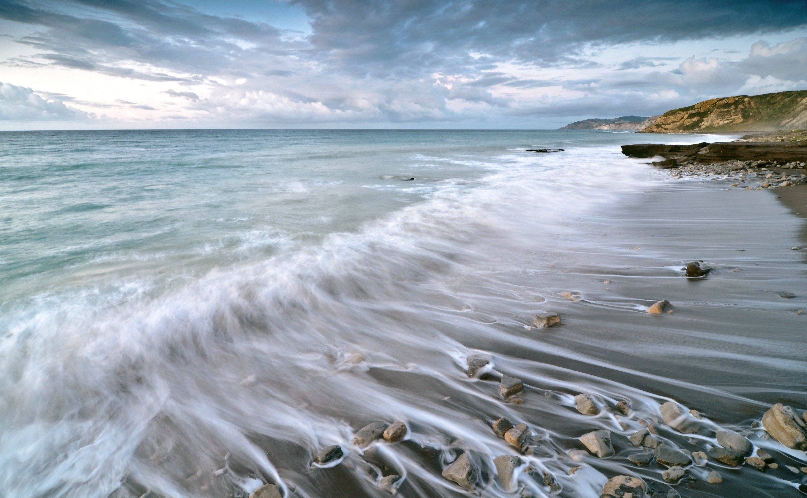 Ocean waves crashing on a rocky coast HD Wallpaper