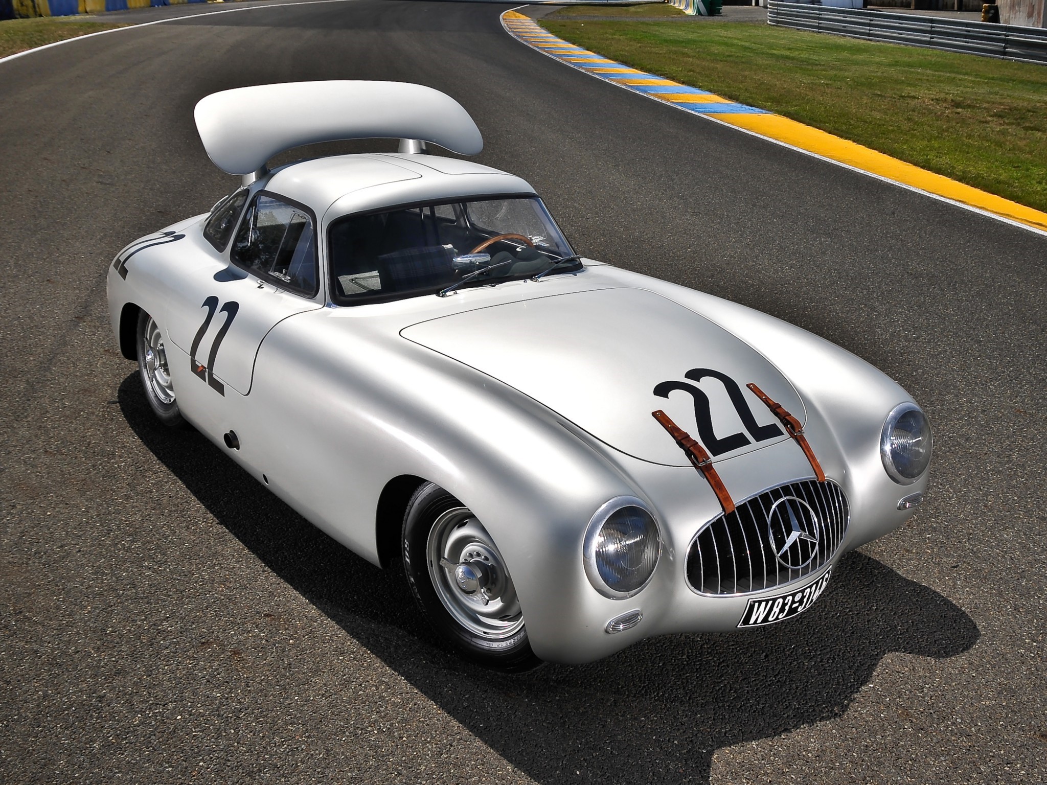 Mercedes-Benz 300SL Gullwing Le Mans race car HD Wallpaper