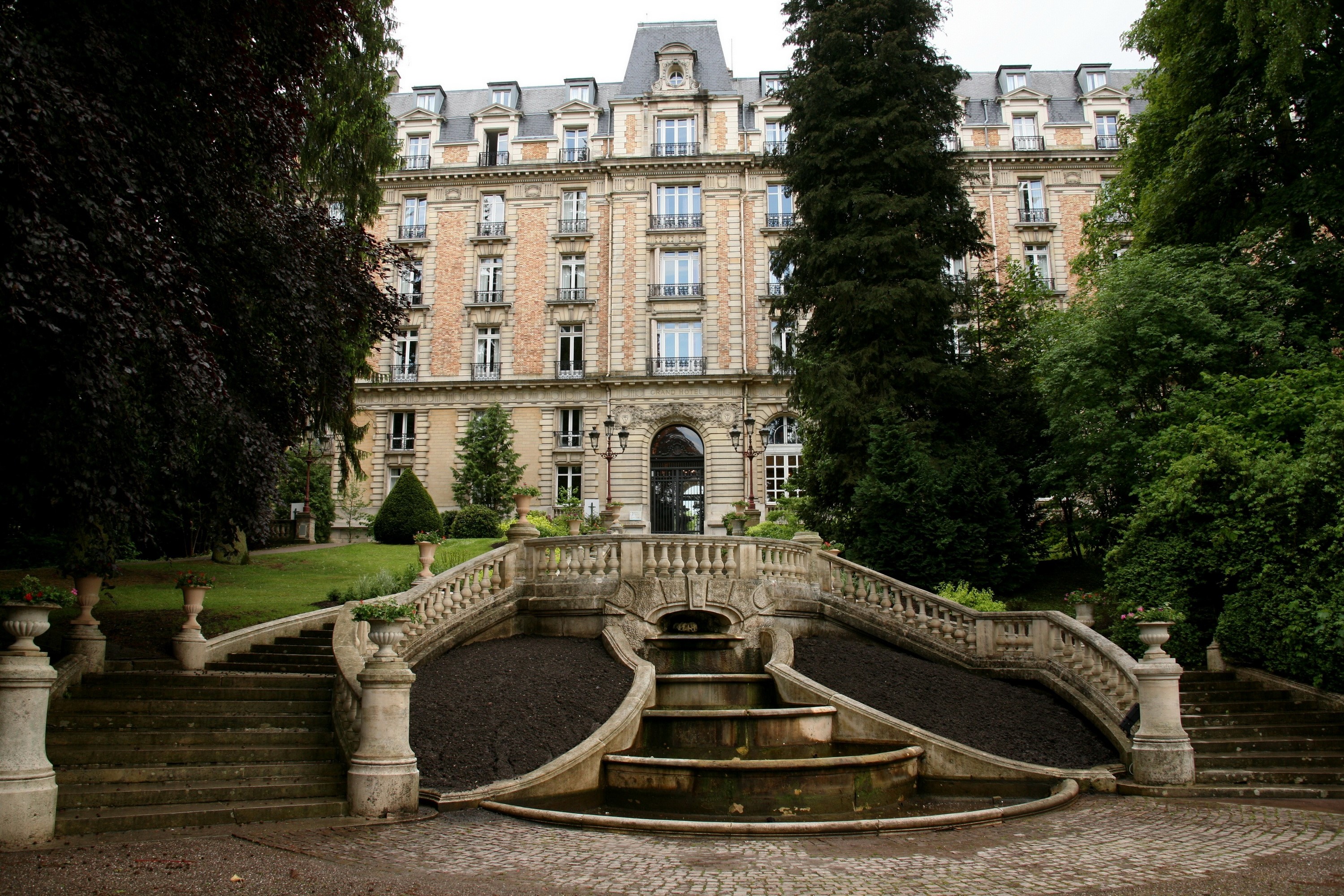 Grand building with ornate staircase and fountain in France HD Wallpaper