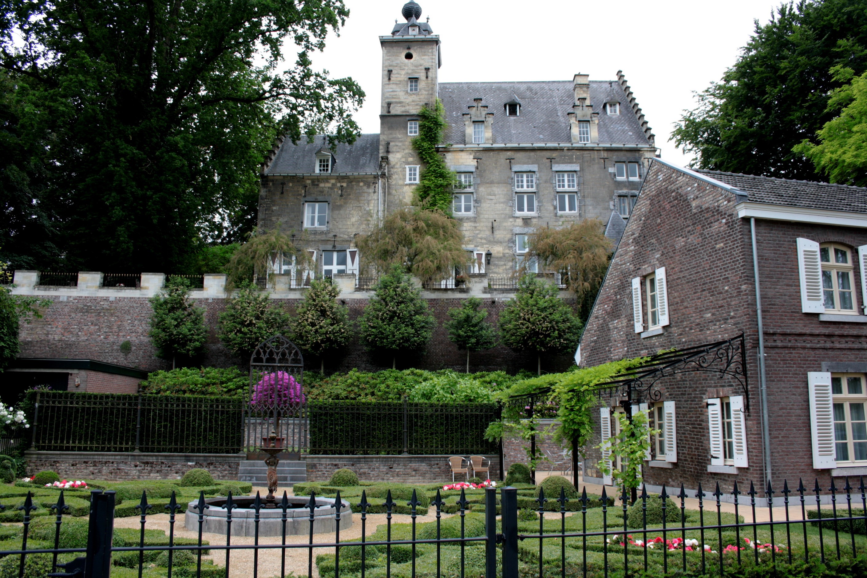 Castle with formal garden and fountain HD Wallpaper