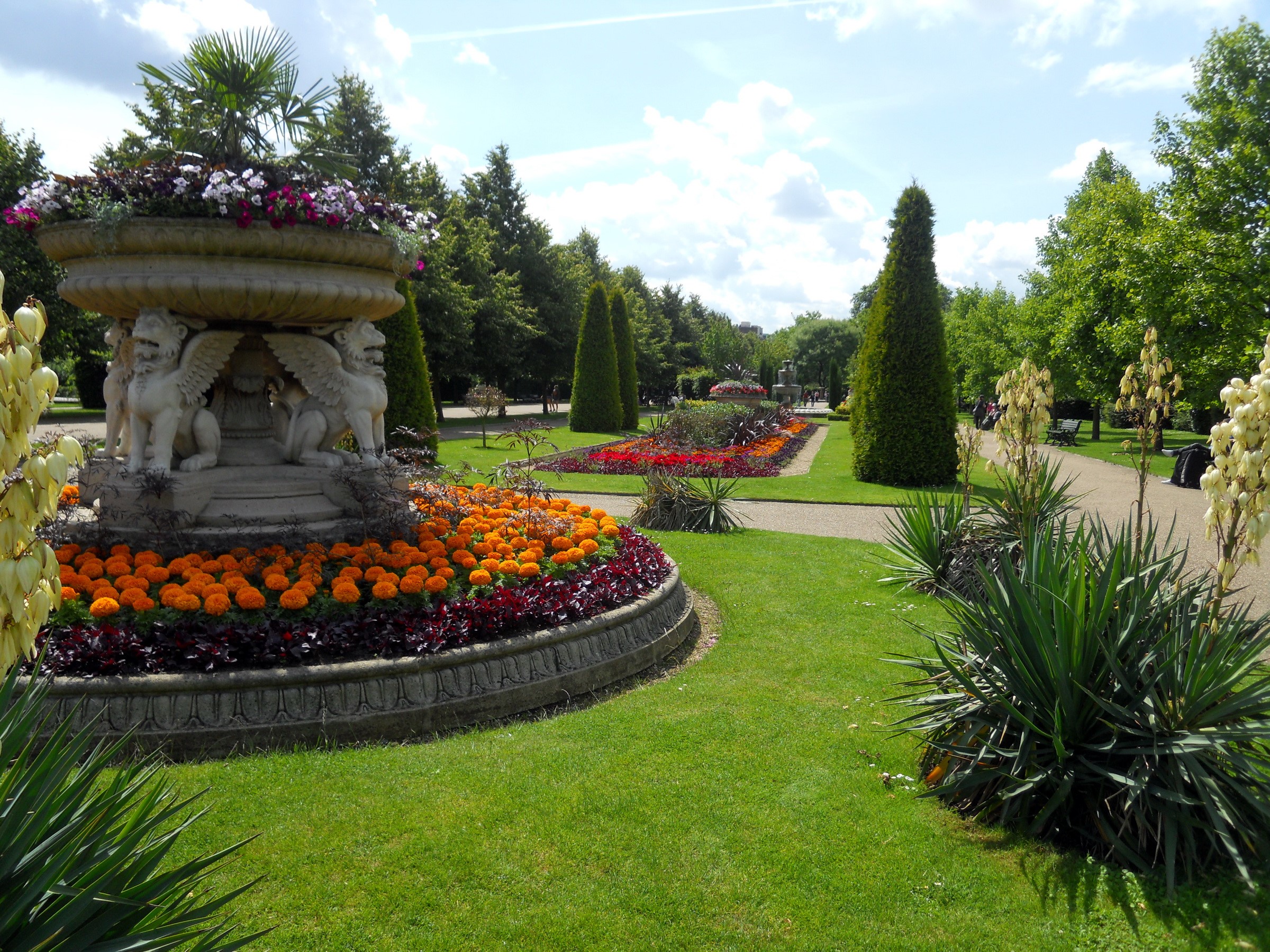 Regent's Park London flower beds and fountain HD Wallpaper