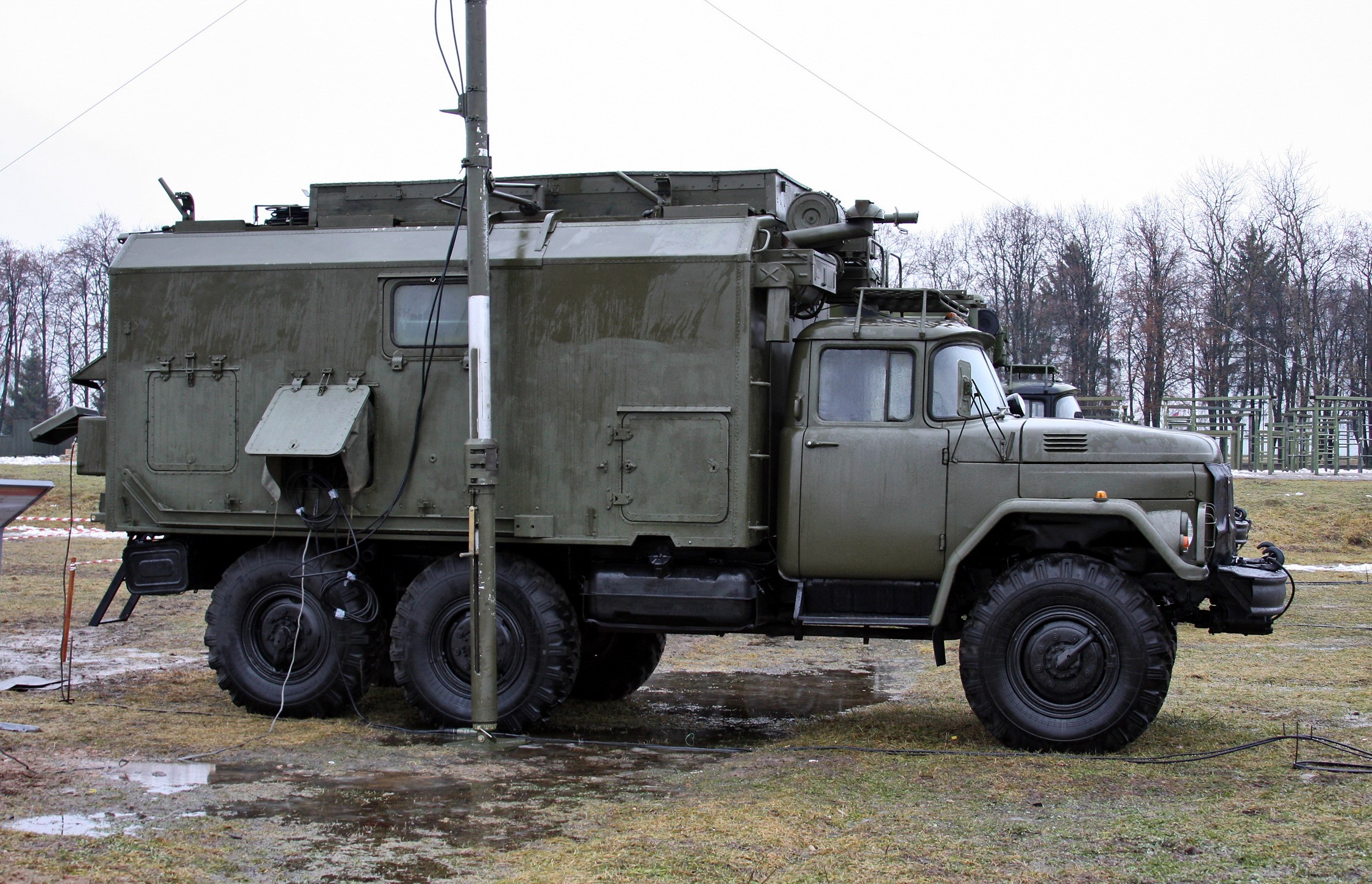 Military communication truck with antenna HD Wallpaper