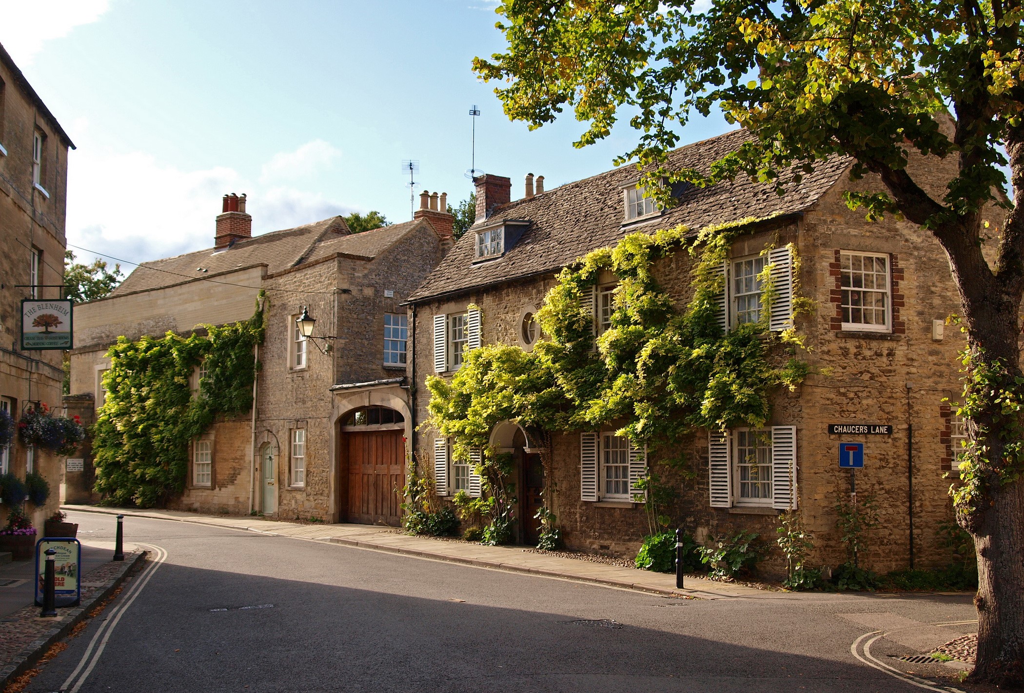 Stone houses on a street in the United Kingdom HD Wallpaper