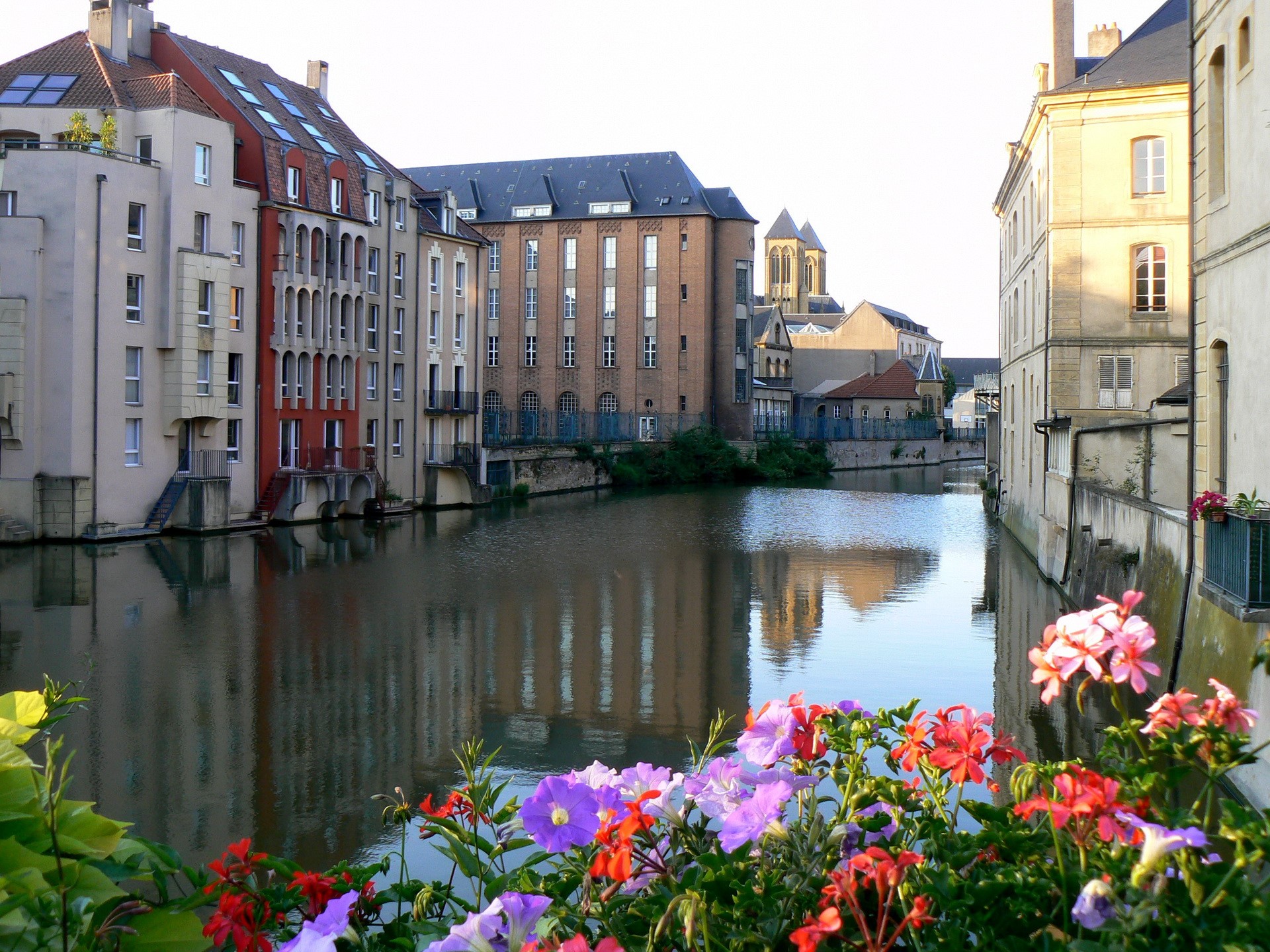 Canal in Metz, France HD Wallpaper