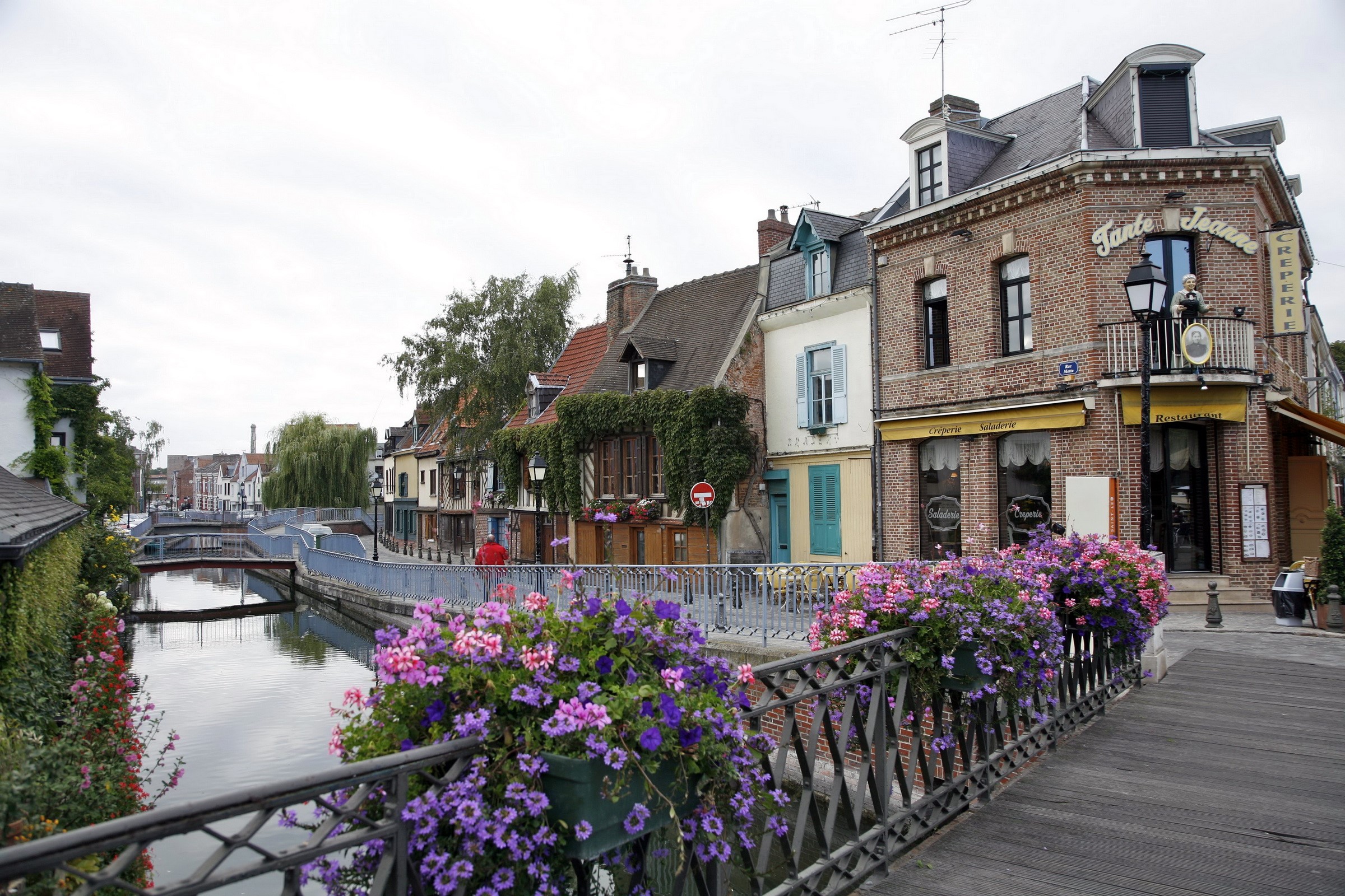 Creperie Tante Jeanne in Amiens, France HD Wallpaper