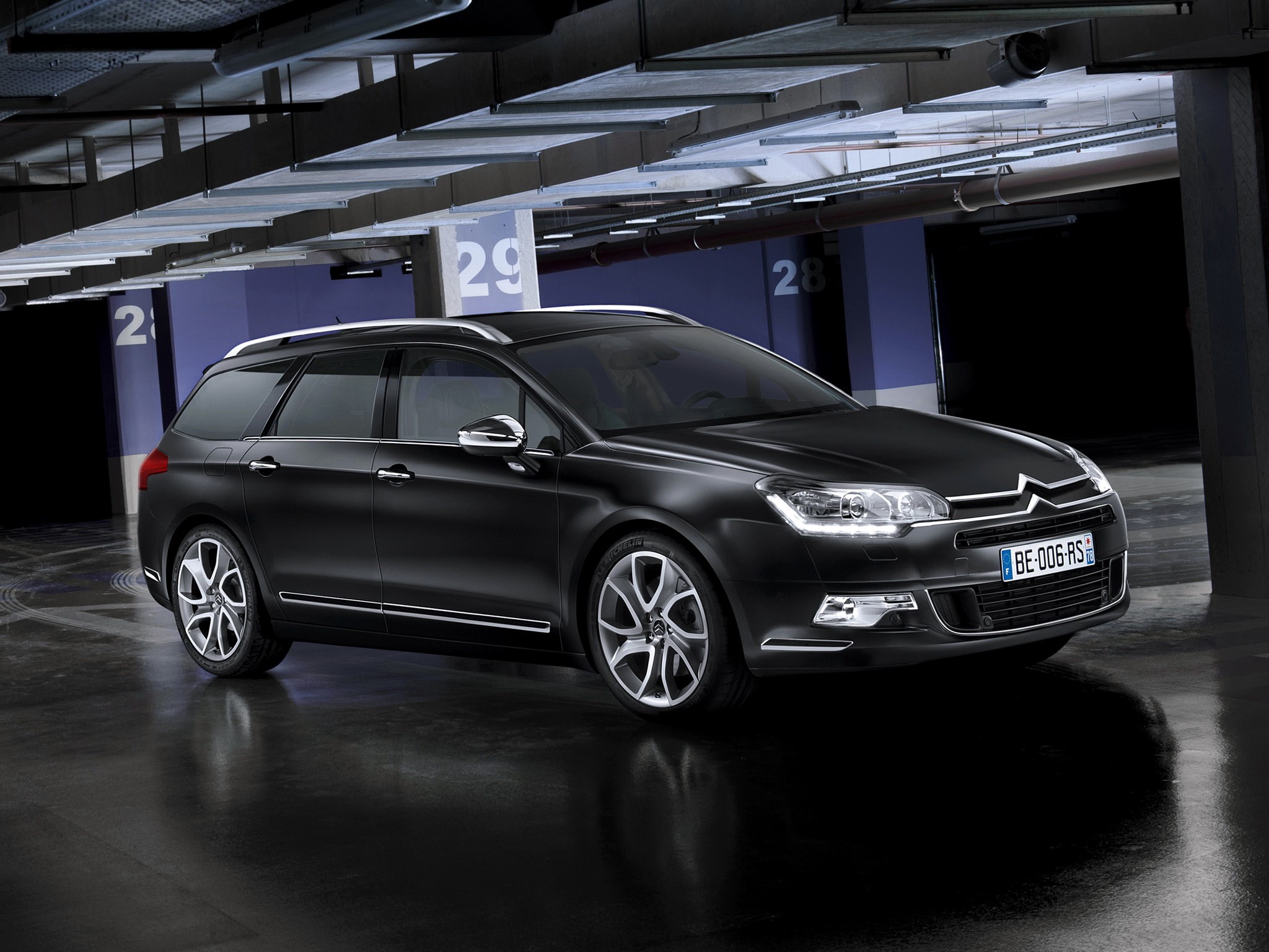 Black Citroen C5 station wagon in a parking garage HD Wallpaper