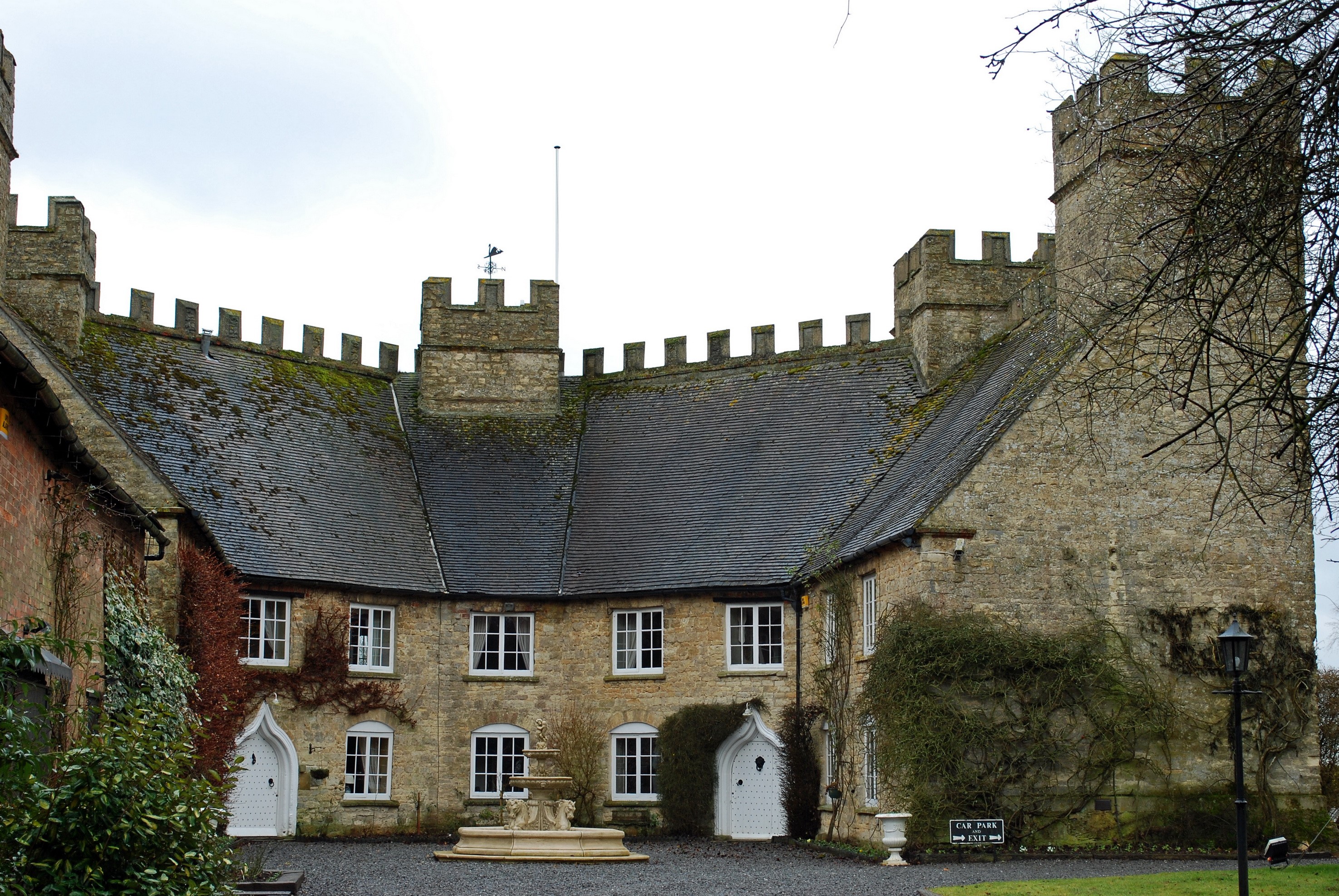 Castle-like building with crenellated battlements in the UK HD Wallpaper