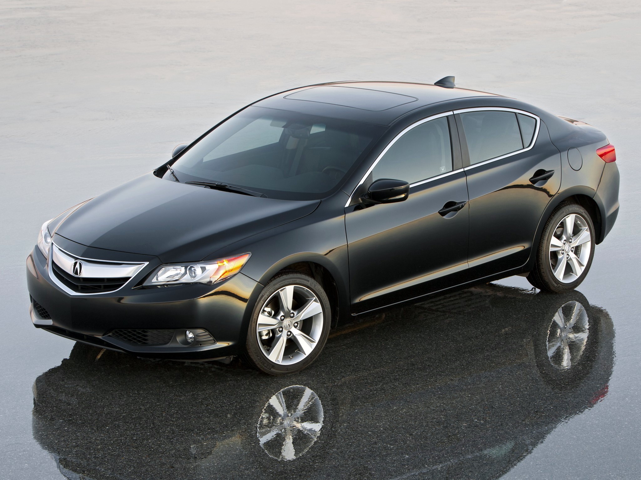Black Acura sedan parked on wet surface HD Wallpaper