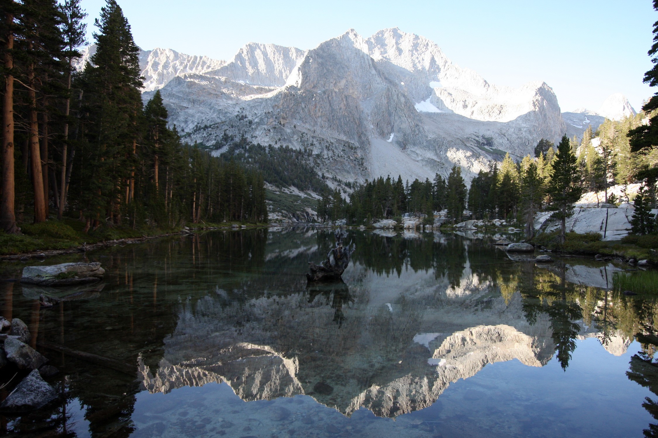 Lake reflection of mountains and trees in Sequoia National Park HD Wallpaper