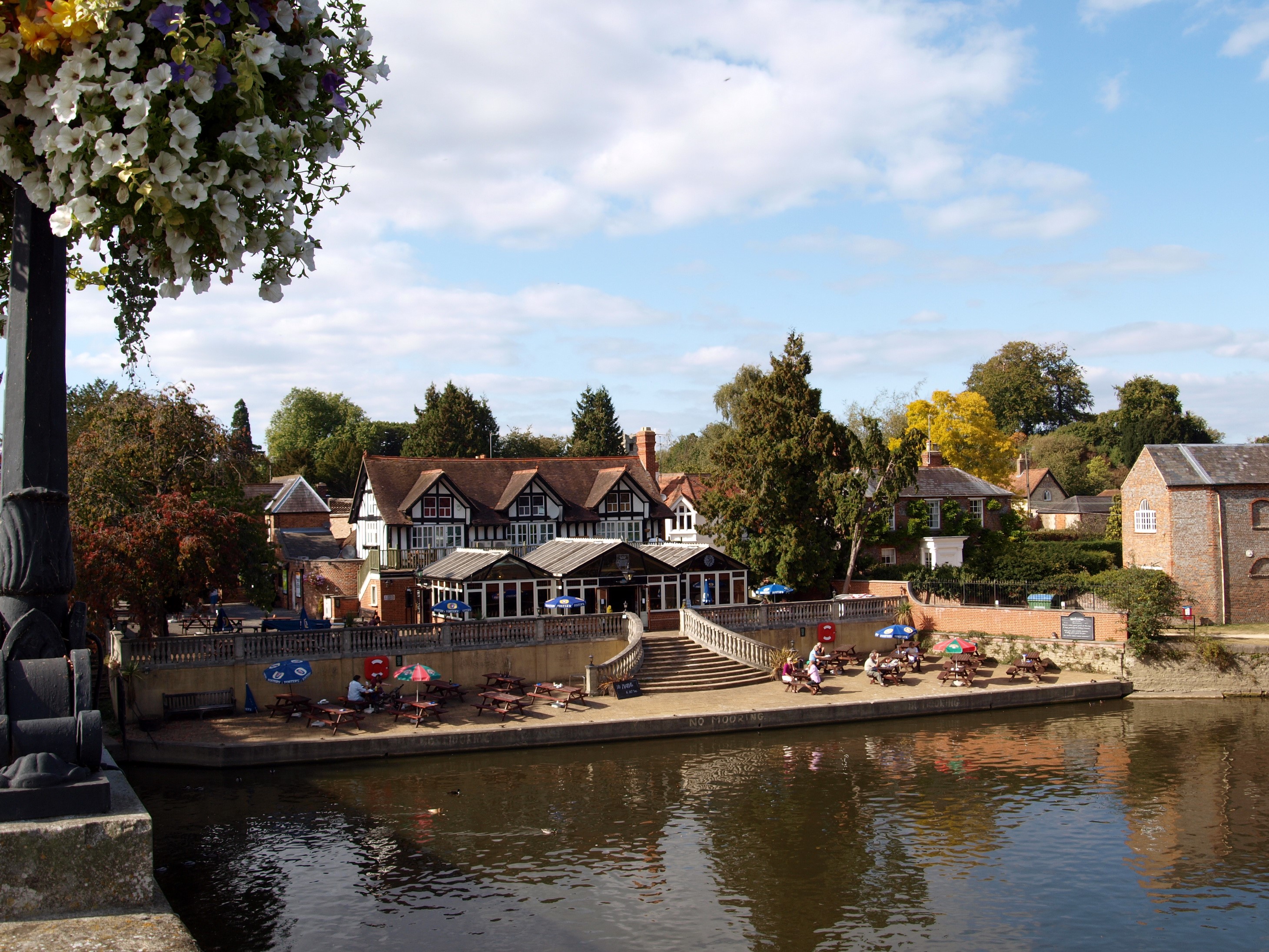 Riverside pub with outdoor seating in the United Kingdom HD Wallpaper