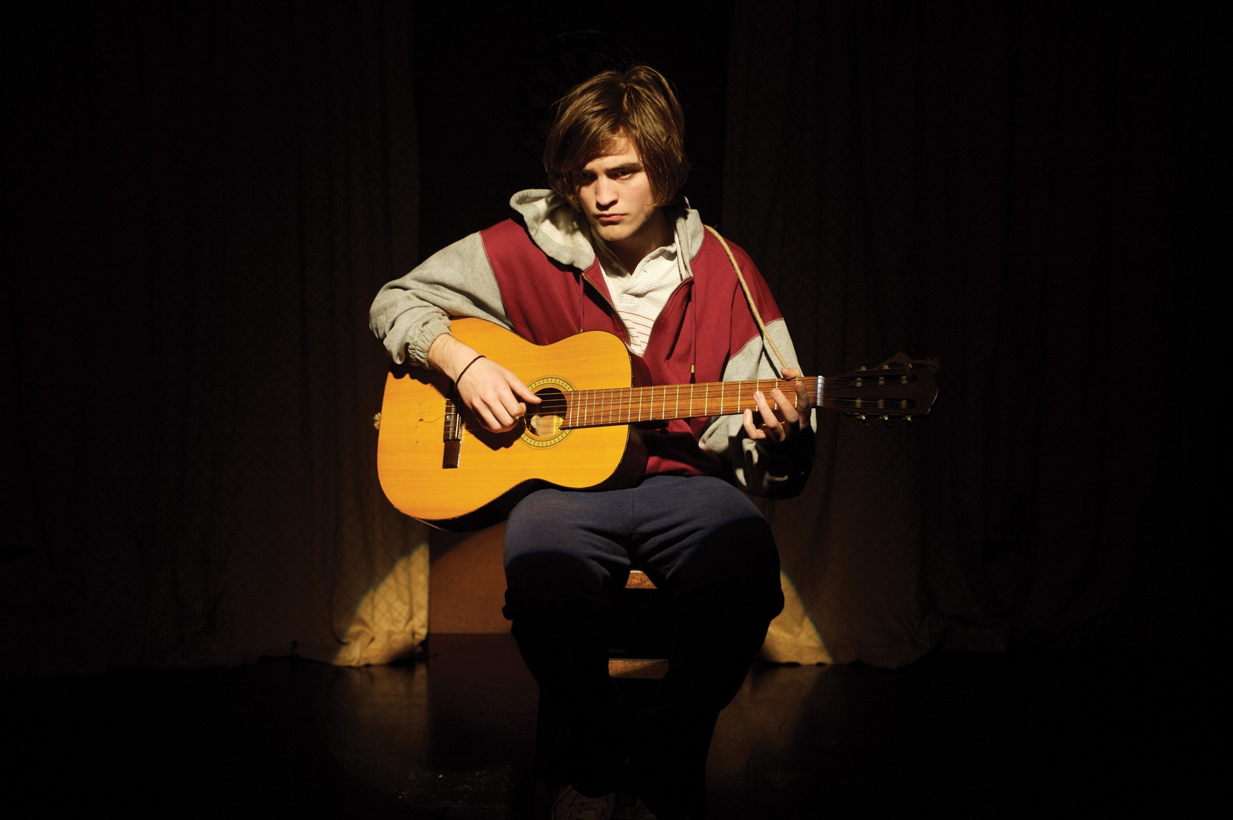Robert Pattinson playing guitar HD Wallpaper