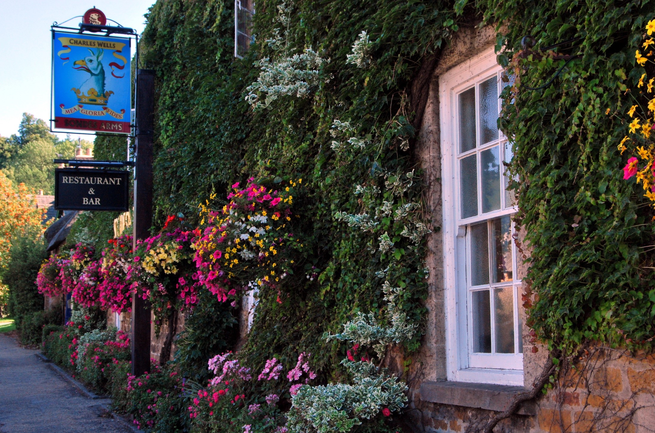 The Charles Wells Pub in the United Kingdom HD Wallpaper