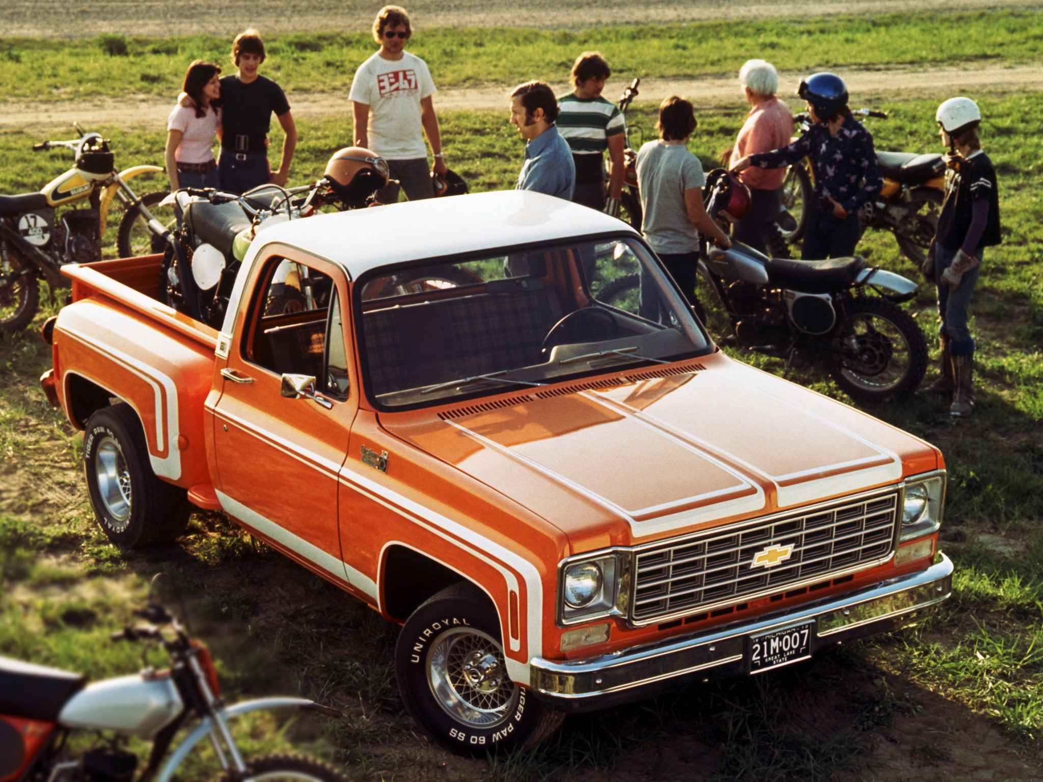 1976 Chevrolet C10 with motorcycles and people HD Wallpaper