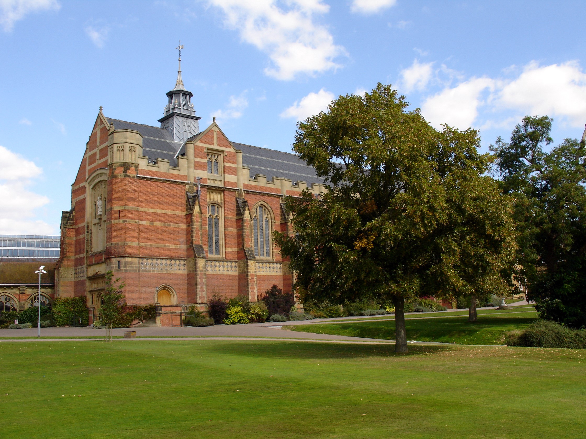 Tonbridge Castle building with trees and lawn HD Wallpaper
