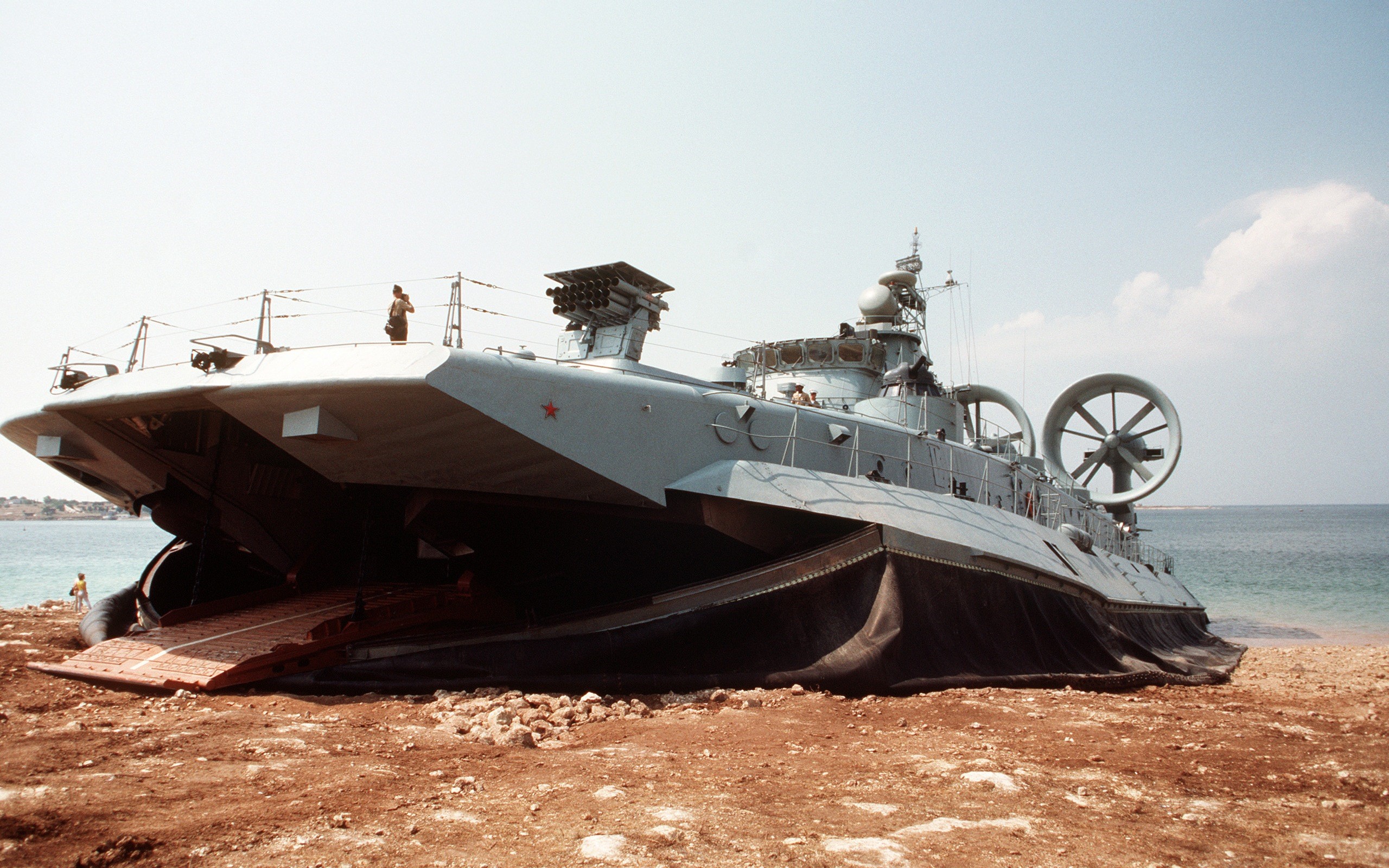 Soviet Zubr-class hovercraft on a beach HD Wallpaper