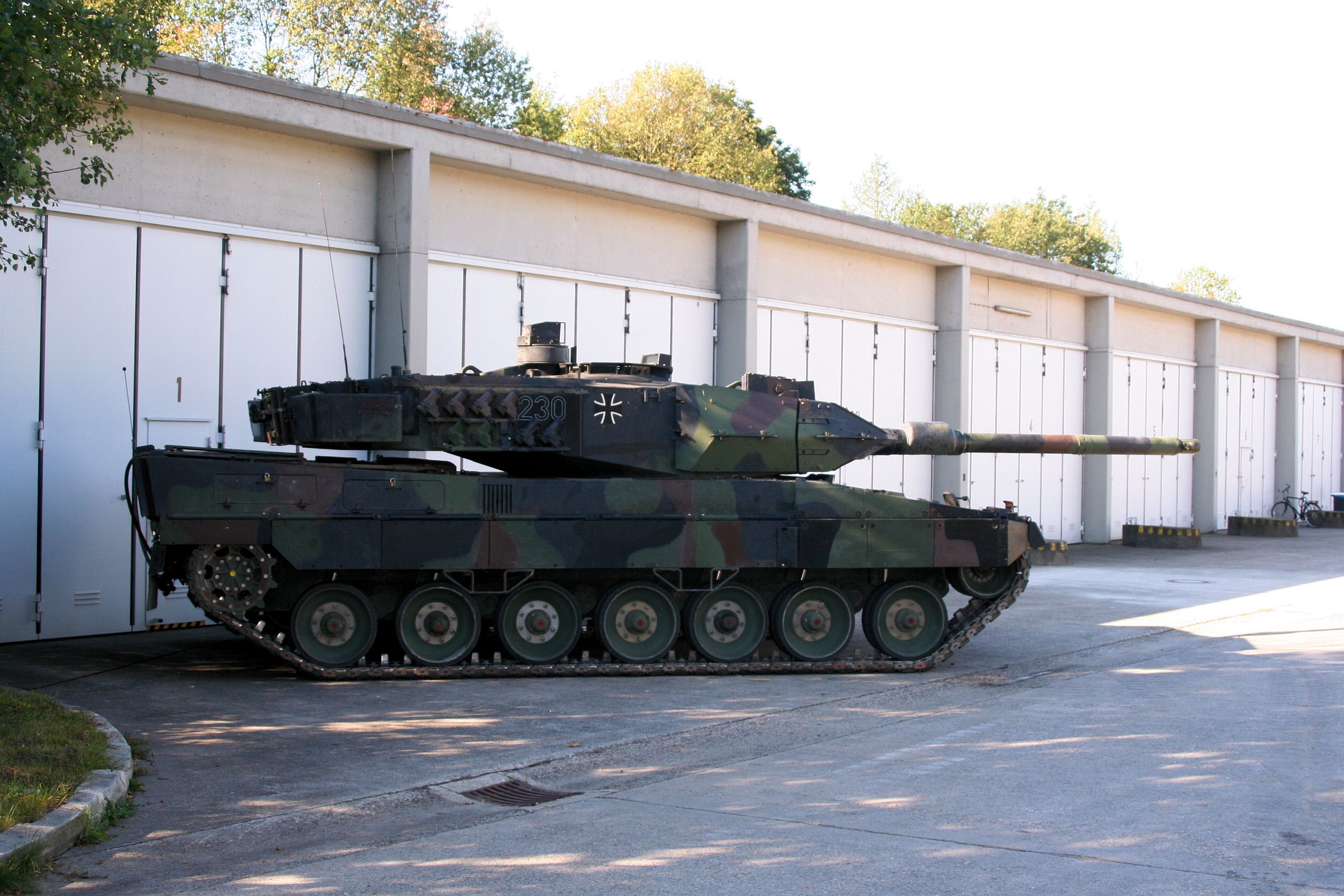 German Leopard 2 Tank in front of a Hangar HD Wallpaper