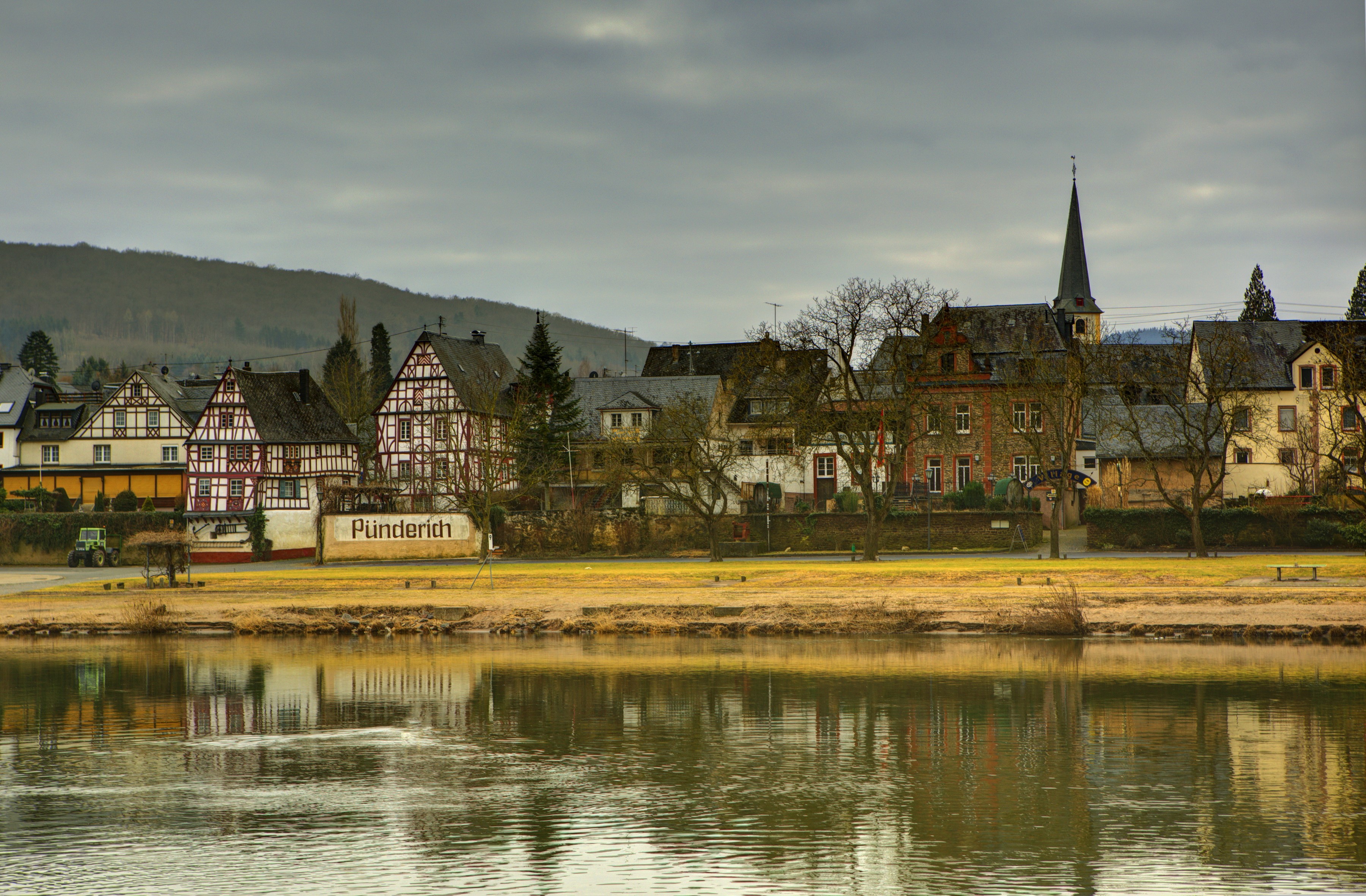 Pünderich village on the Moselle River, Germany HD Wallpaper