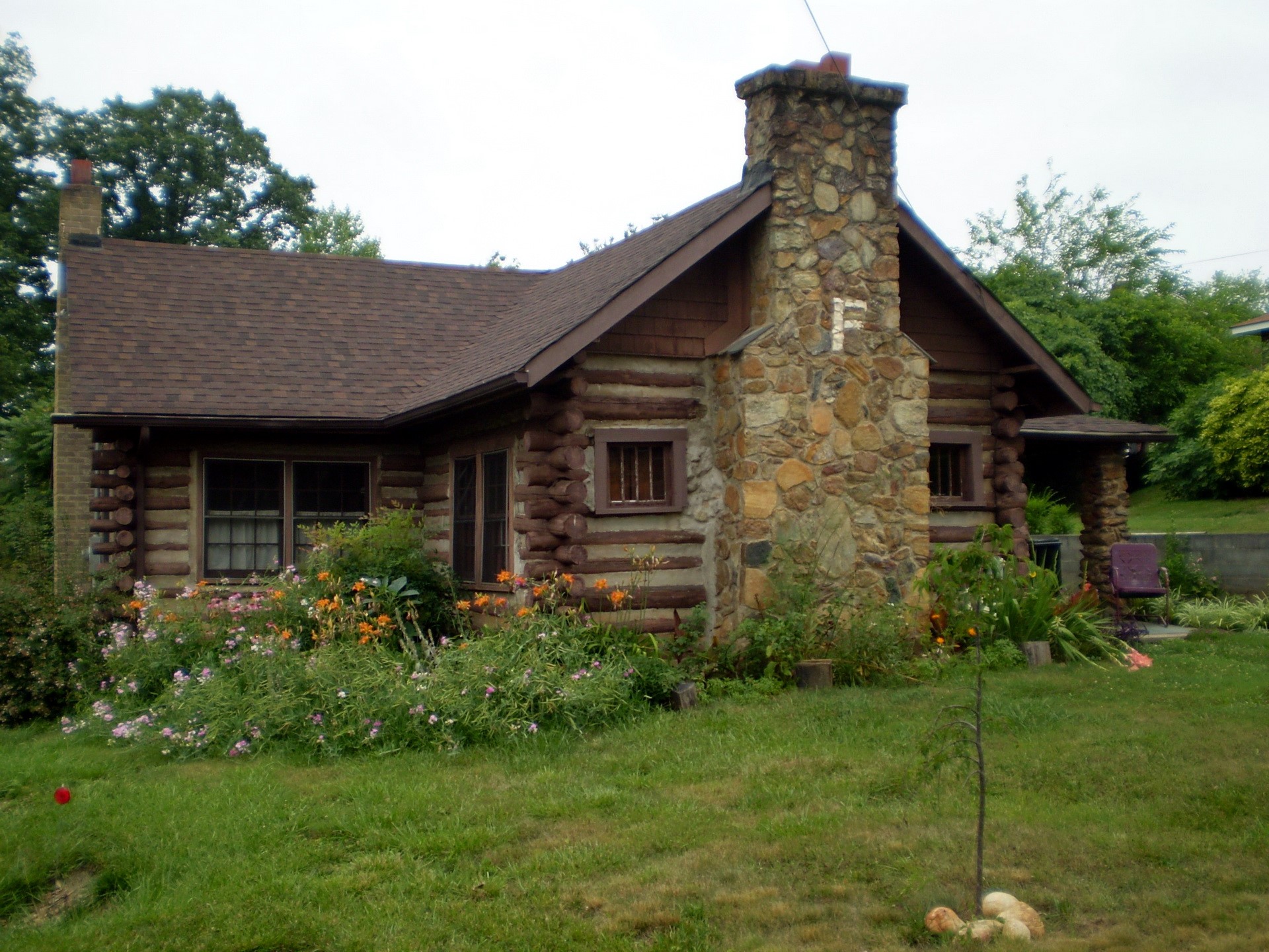 Log cabin with stone chimney in Virginia, USA HD Wallpaper