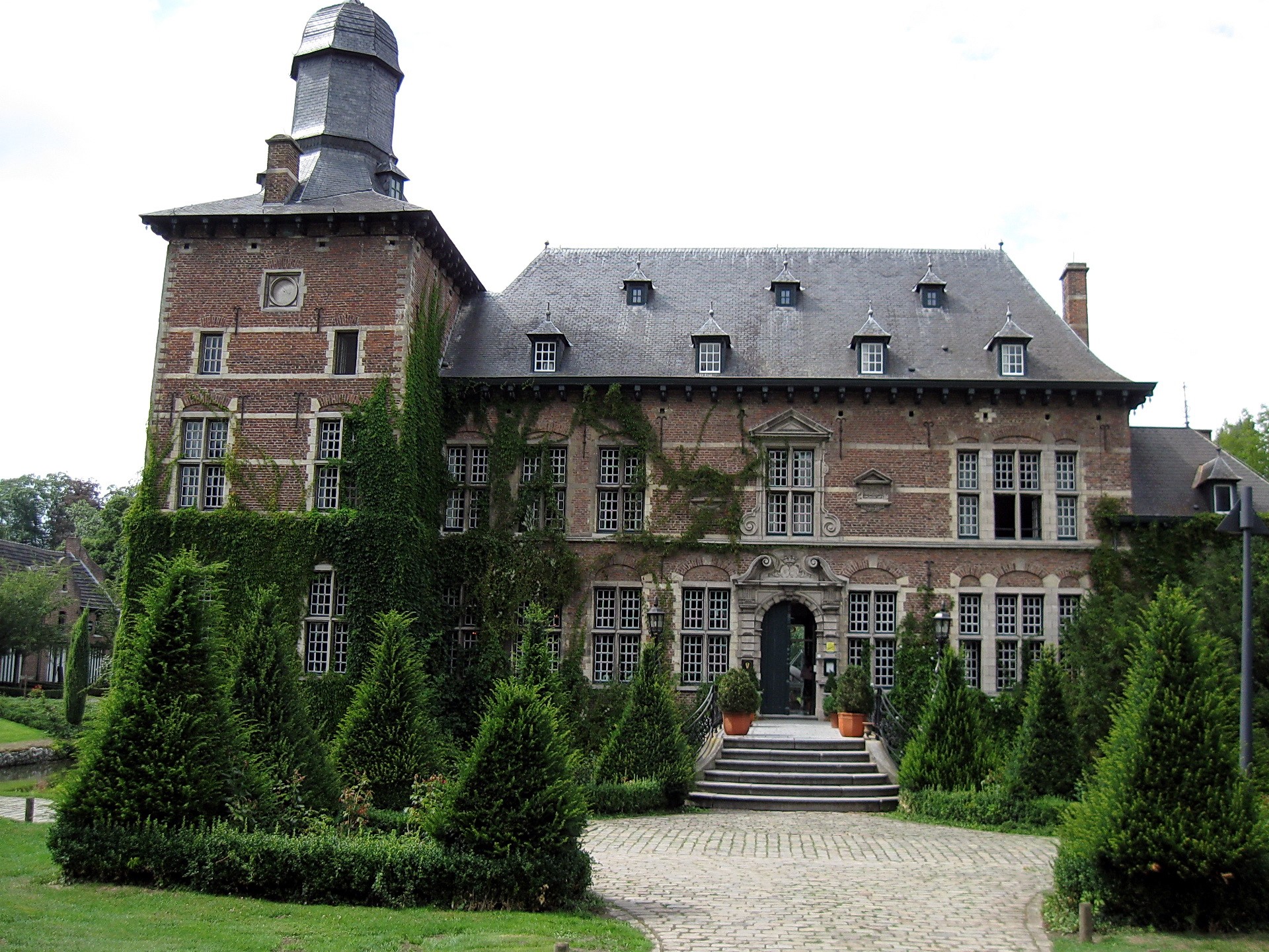 Castle Rullingen in Limburg, Belgium HD Wallpaper