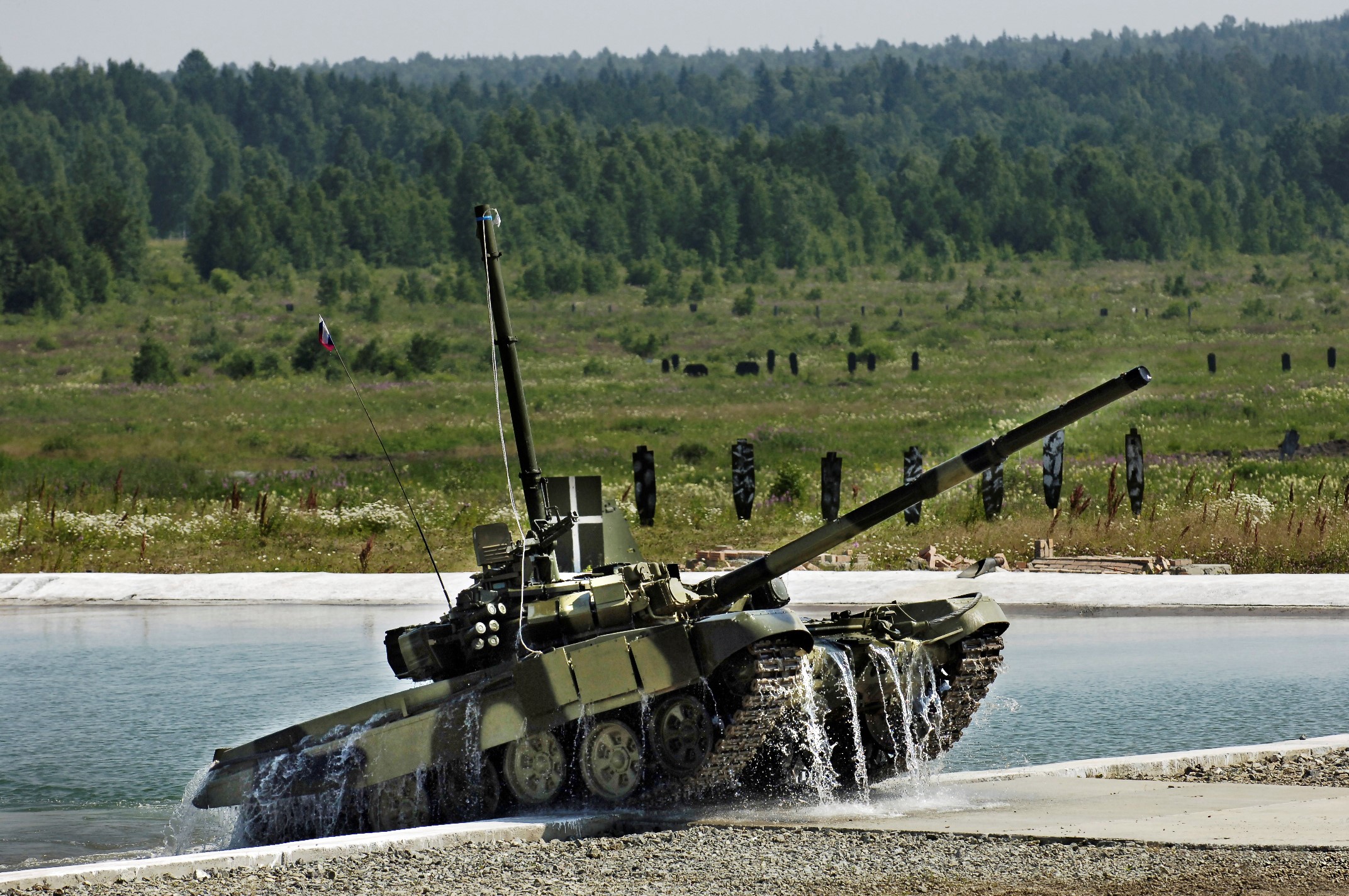 Tank driving through water HD Wallpaper